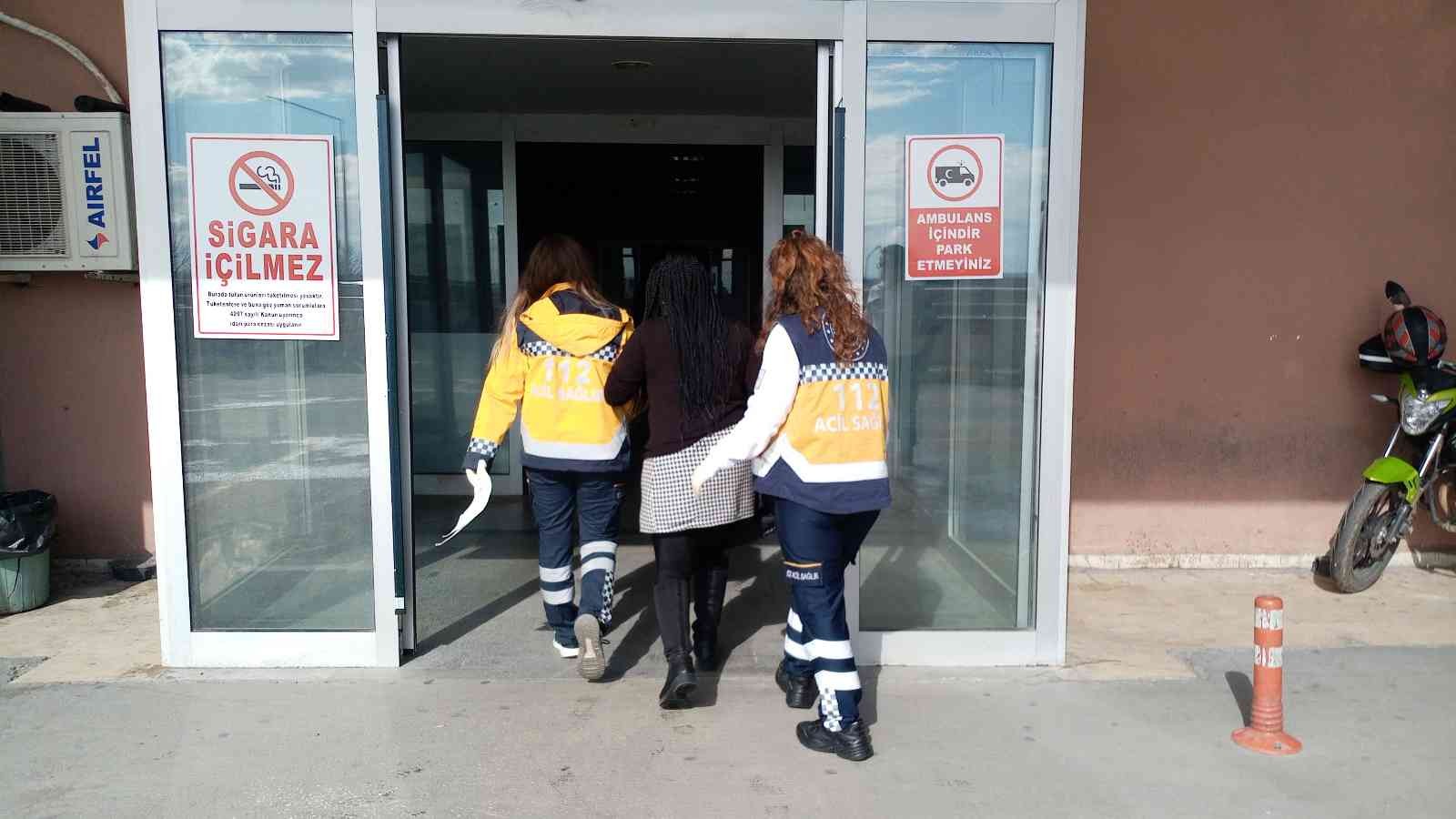 Hamile eşini darp etti Tekirdağ Çorlu’da yabancı uyruklu şahıs, hamile eşini döverek, hastanelik etti. Olay, Esentepe Mahallesi Emlak Konutlarında meydana geldi ...