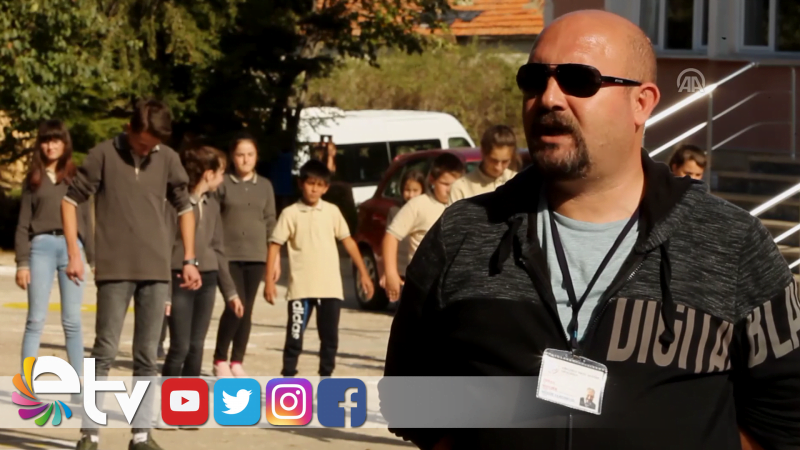 HARMANDALI İLE ÖĞRENCİLERİ OKULA BAĞLADI