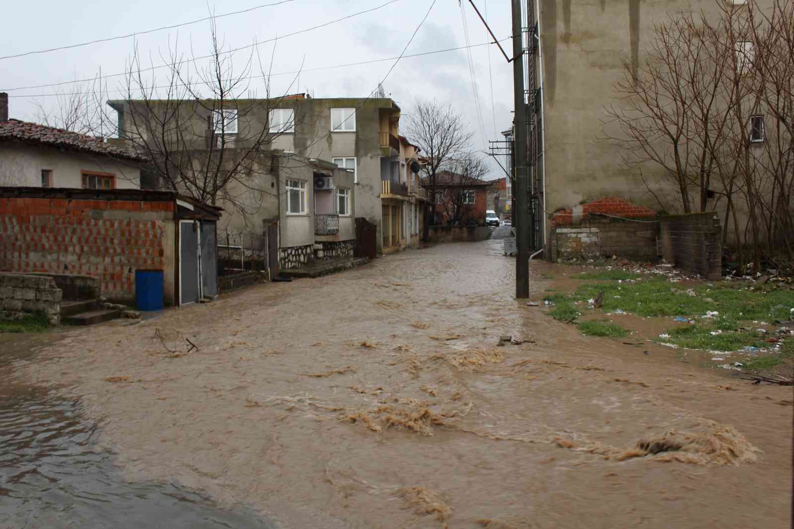 Havsa’da yoğun sağanak sonrası cadde ve sokaklar göle döndü Edirne’nin Havsa ilçesinde etkili olan yağış sonrası dere yatakları taşarken cadde ve sokaklar su altında kaldı. Edirne’min Havsa ilçesinde ...