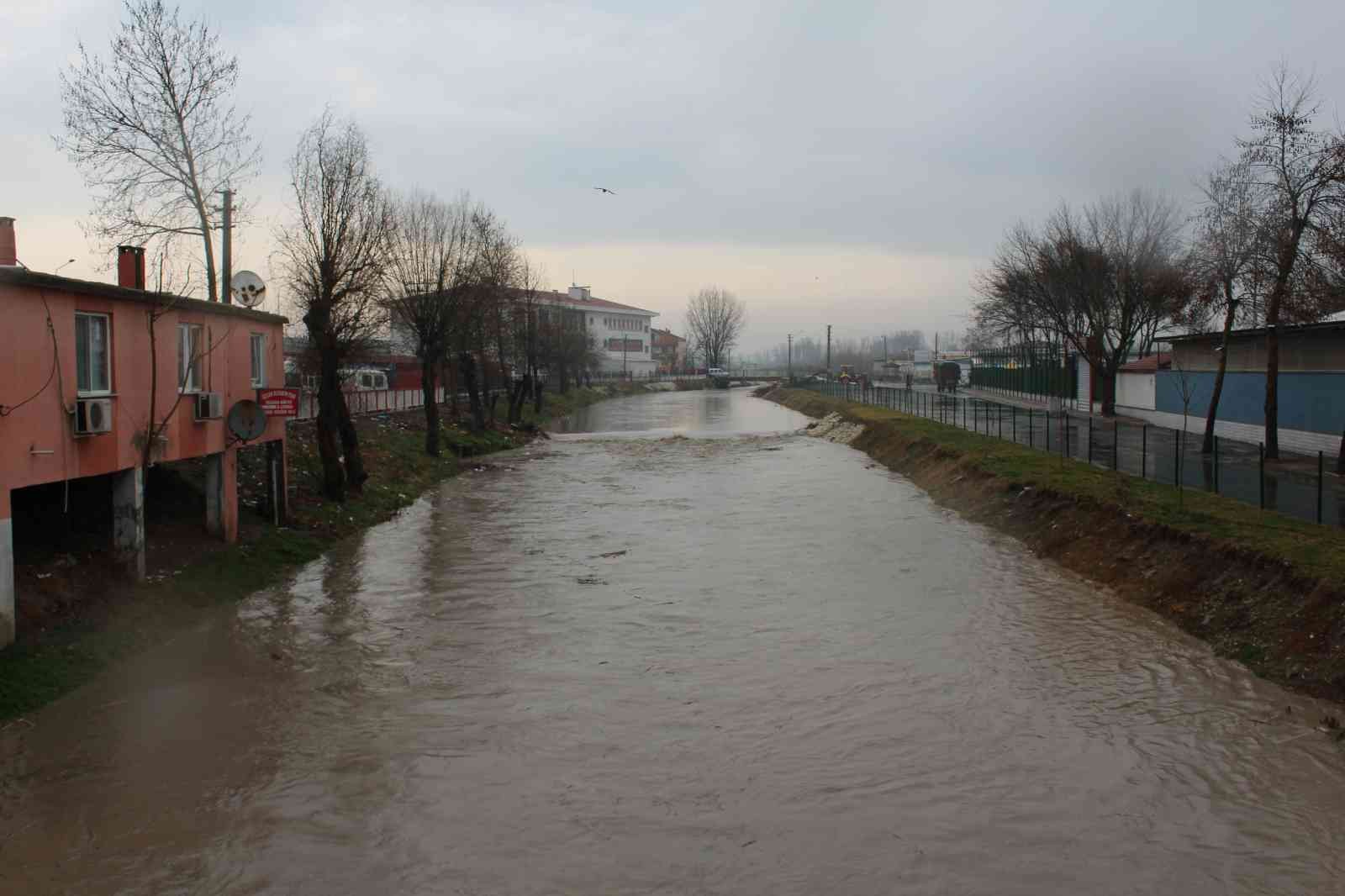 Havsa’da yoğun sağanak sonrası cadde ve sokaklar göle döndü Edirne’nin Havsa ilçesinde etkili olan yağış sonrası dere yatakları taşarken cadde ve sokaklar su altında kaldı. Edirne’min Havsa ilçesinde ...
