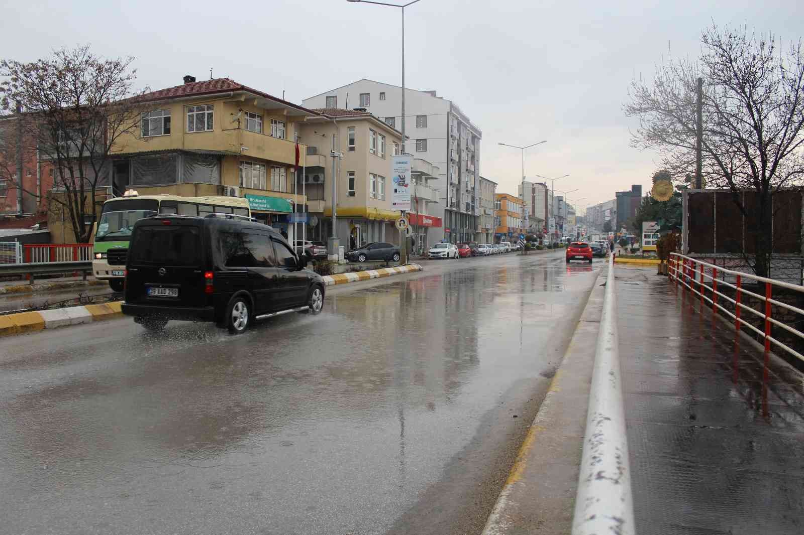 Havsa’da yoğun sağanak sonrası cadde ve sokaklar göle döndü Edirne’nin Havsa ilçesinde etkili olan yağış sonrası dere yatakları taşarken cadde ve sokaklar su altında kaldı. Edirne’min Havsa ilçesinde ...