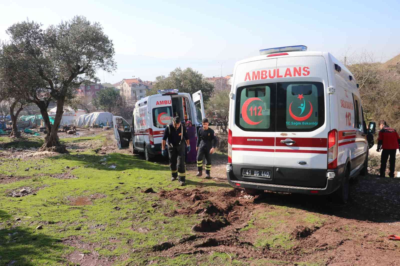 Kocaeli’nin Körfez ilçesinde hasta taşıyan ambulans çamura saplandı. Hasta, bölgeye sevk edilen bir diğer ambulans ile hastaneye ulaştırılırken ...