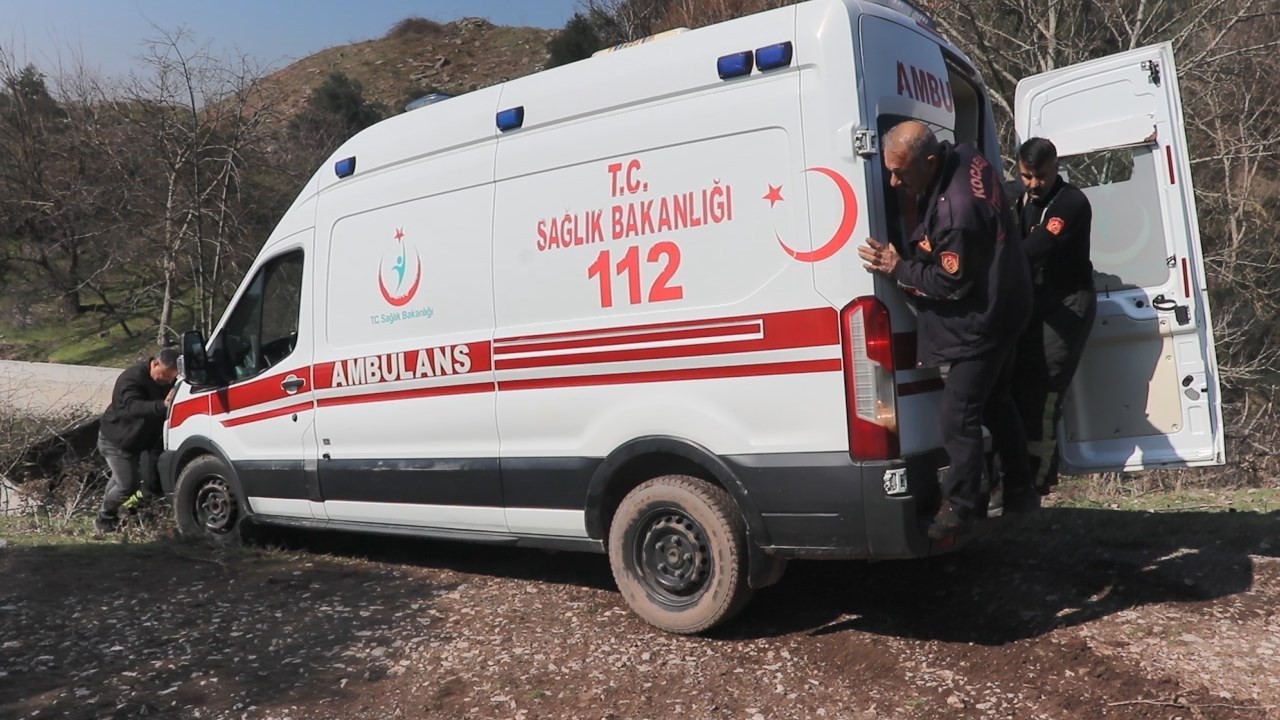 Kocaeli’nin Körfez ilçesinde hasta taşıyan ambulans çamura saplandı. Hasta, bölgeye sevk edilen bir diğer ambulans ile hastaneye ulaştırılırken ...