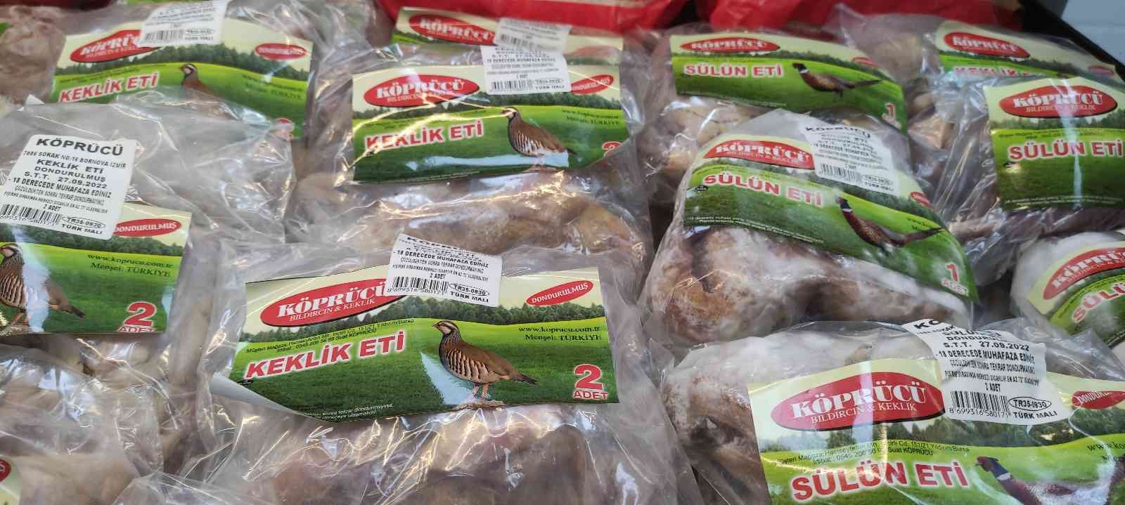 Hobi olarak başladı yurt dışına keklik ve sülün eti ihraç ediyor Bursa’da hobi olarak keklik ve sülün yetiştirmeye başlayan kişi şimdi yurt dışına etlerini ihraç ediyor. 10 yıl önce fabrikada çalışırken hobi ...