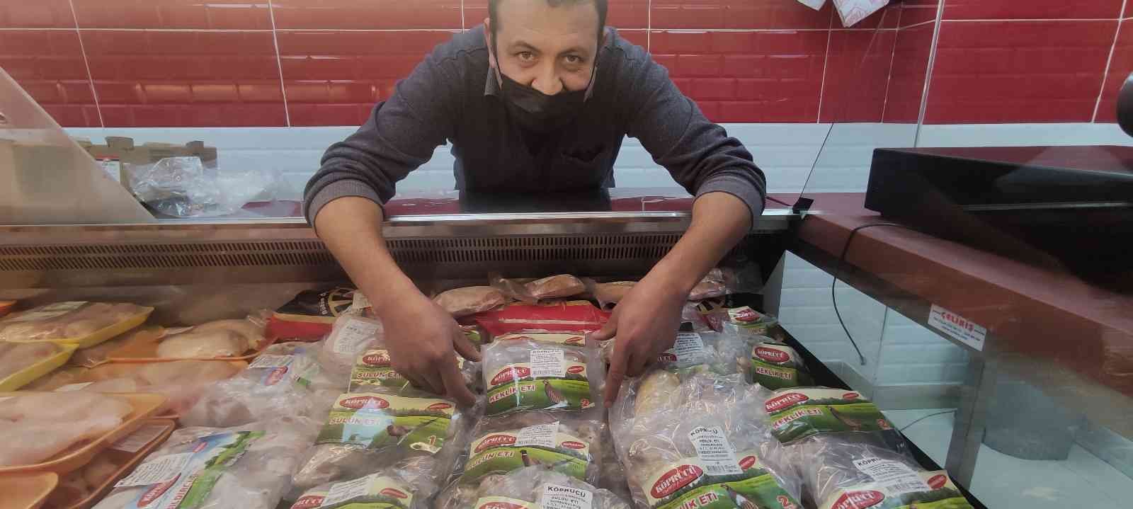 Hobi olarak başladı yurt dışına keklik ve sülün eti ihraç ediyor Bursa’da hobi olarak keklik ve sülün yetiştirmeye başlayan kişi şimdi yurt dışına etlerini ihraç ediyor. 10 yıl önce fabrikada çalışırken hobi ...