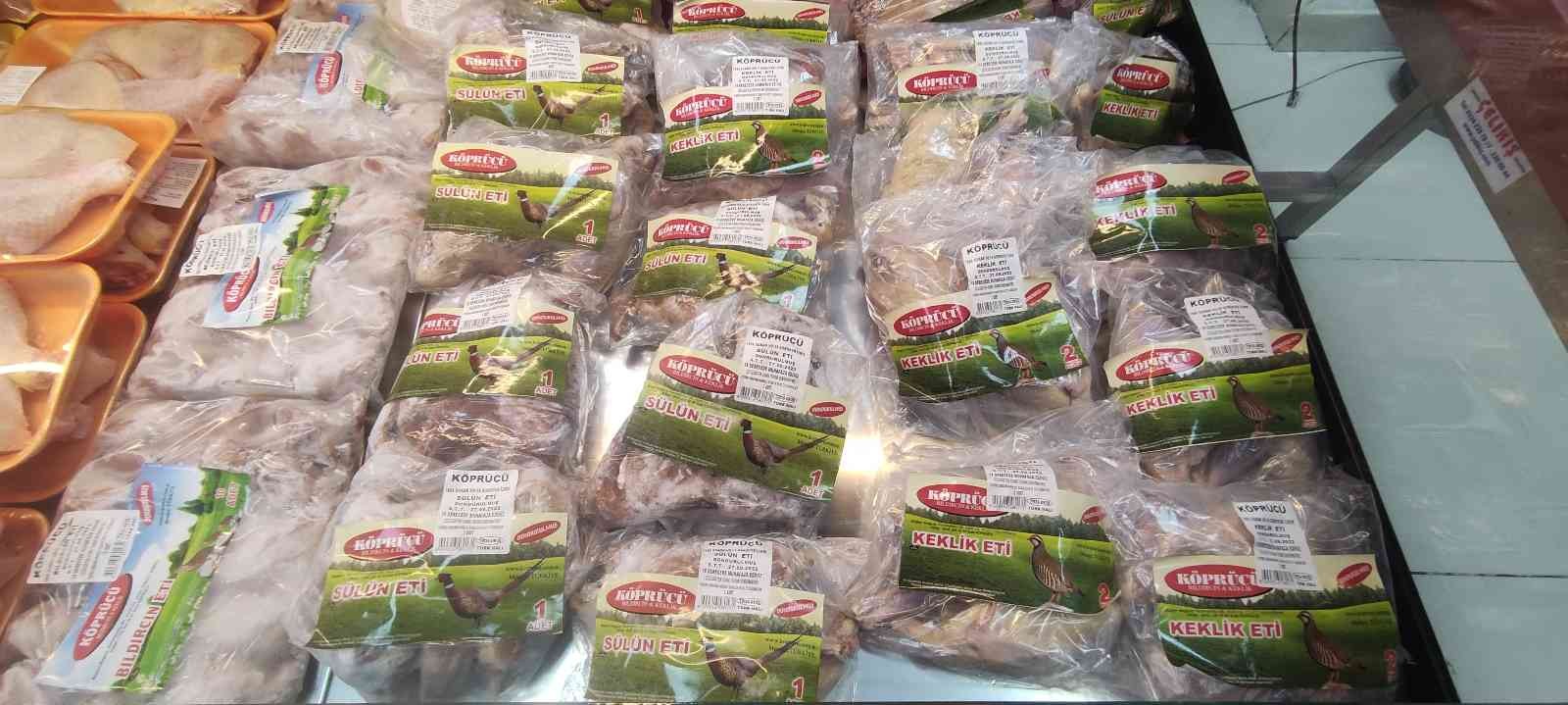 Hobi olarak başladı yurt dışına keklik ve sülün eti ihraç ediyor Bursa’da hobi olarak keklik ve sülün yetiştirmeye başlayan kişi şimdi yurt dışına etlerini ihraç ediyor. 10 yıl önce fabrikada çalışırken hobi ...