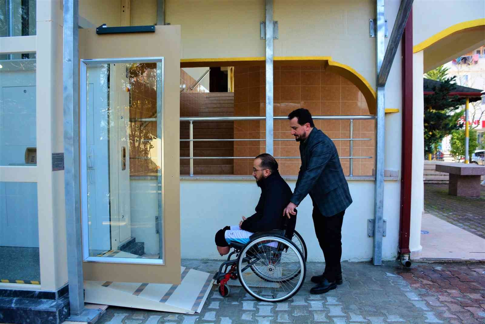 İbadet için tüm engelleri ortadan kaldırdılar Kocaeli’de engelli ve yaşlılar için asansör yapılan Barbaros Camii’nde su deposu, jeneratör ve ısıtıcı da bulunuyor. İbadet etmek için camiye ...