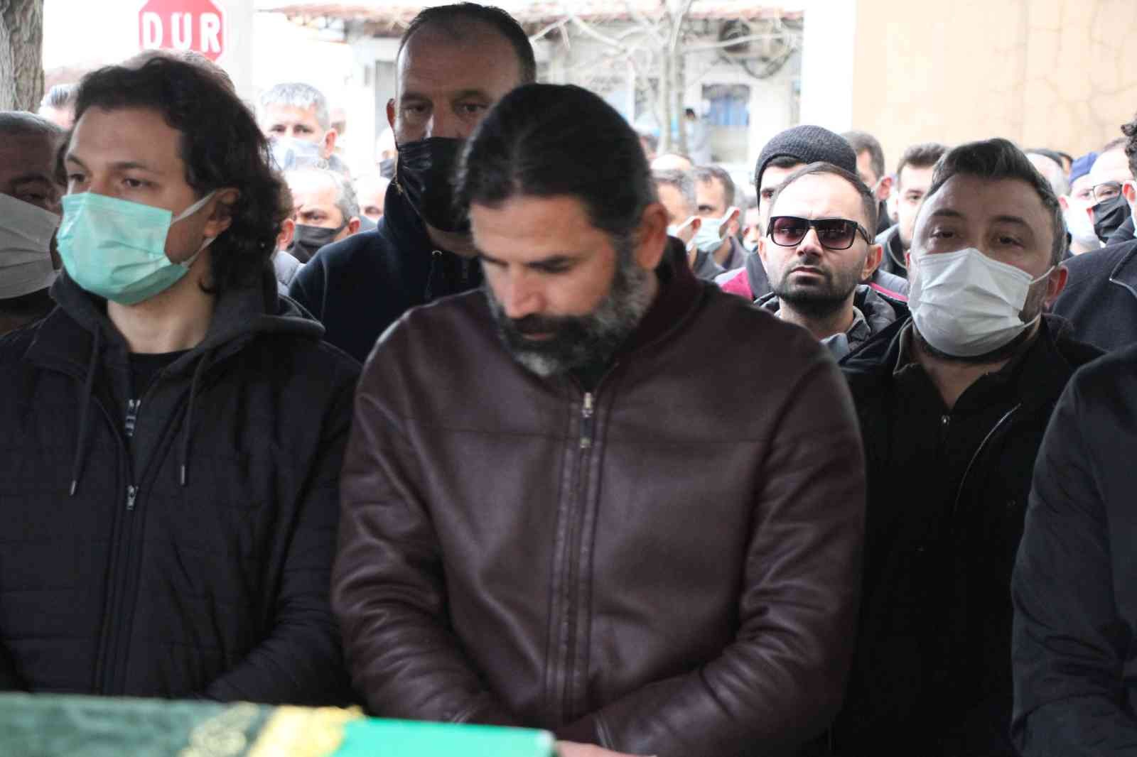 İbrahim Üzülmez’in babası son yolculuğuna uğurlandı Yaşlılığa bağlı organ yetmezliği sebebiyle hayatını kaybeden eski milli futbolcu ve teknik direktör İbrahim Üzülmez’in babası Kemal Üzülmez (83 ...