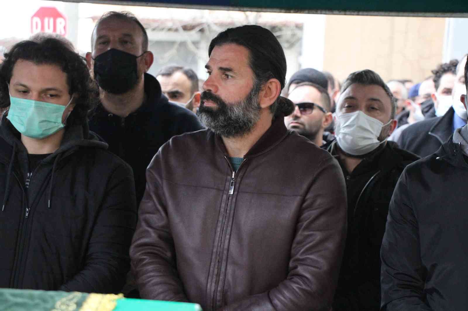 İbrahim Üzülmez’in babası son yolculuğuna uğurlandı Yaşlılığa bağlı organ yetmezliği sebebiyle hayatını kaybeden eski milli futbolcu ve teknik direktör İbrahim Üzülmez’in babası Kemal Üzülmez (83 ...