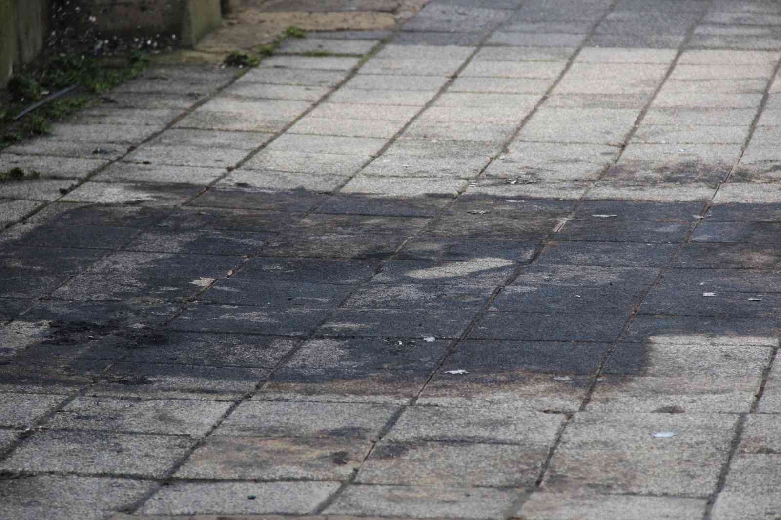 İşçilerin malzeme depoladıkları kulübe alev alev yandı Kocaeli’de bir kaldırım üzerinde işçilerin malzeme depoladığı kulübe çıkan yangında küle döndü. Yangın, gece saat 02.00 sıralarında İzmit ...