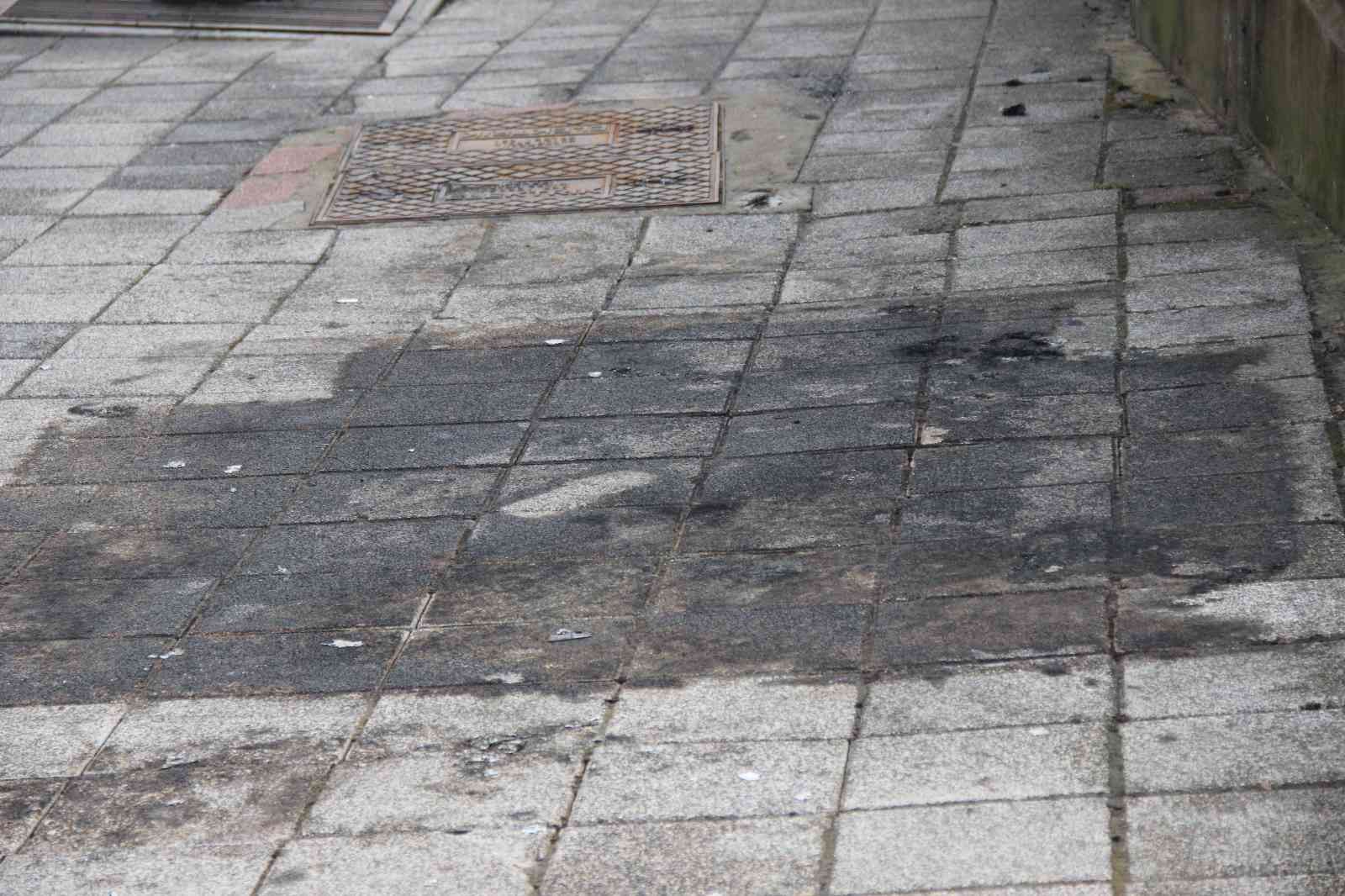 İşçilerin malzeme depoladıkları kulübe alev alev yandı Kocaeli’de bir kaldırım üzerinde işçilerin malzeme depoladığı kulübe çıkan yangında küle döndü. Yangın, gece saat 02.00 sıralarında İzmit ...