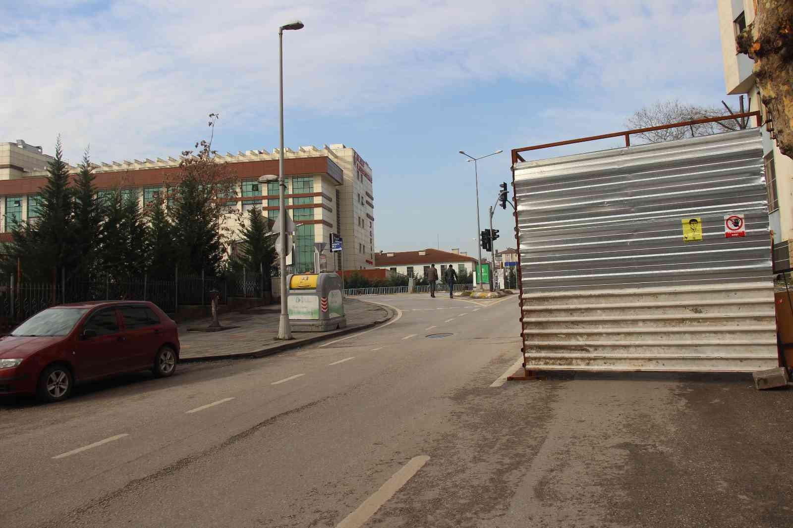 İşçilerin malzeme depoladıkları kulübe alev alev yandı Kocaeli’de bir kaldırım üzerinde işçilerin malzeme depoladığı kulübe çıkan yangında küle döndü. Yangın, gece saat 02.00 sıralarında İzmit ...