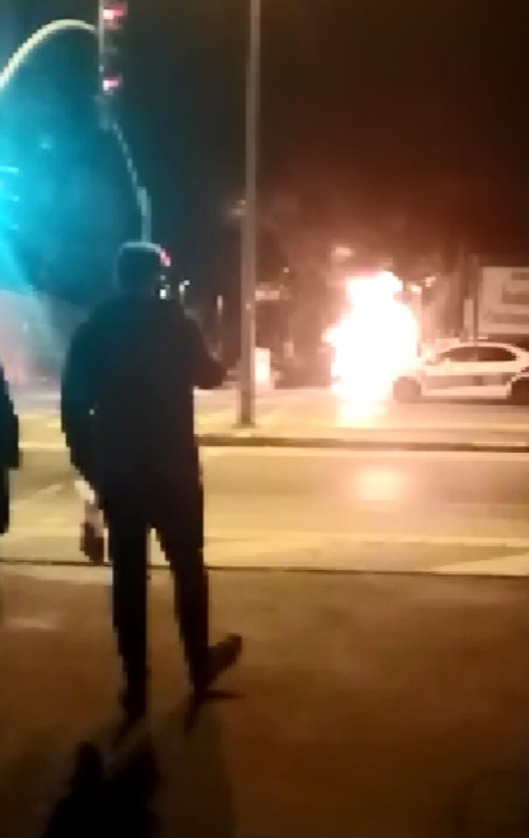 İşçilerin malzeme depoladıkları kulübe alev alev yandı Kocaeli’de bir kaldırım üzerinde işçilerin malzeme depoladığı kulübe çıkan yangında küle döndü. Yangın, gece saat 02.00 sıralarında İzmit ...