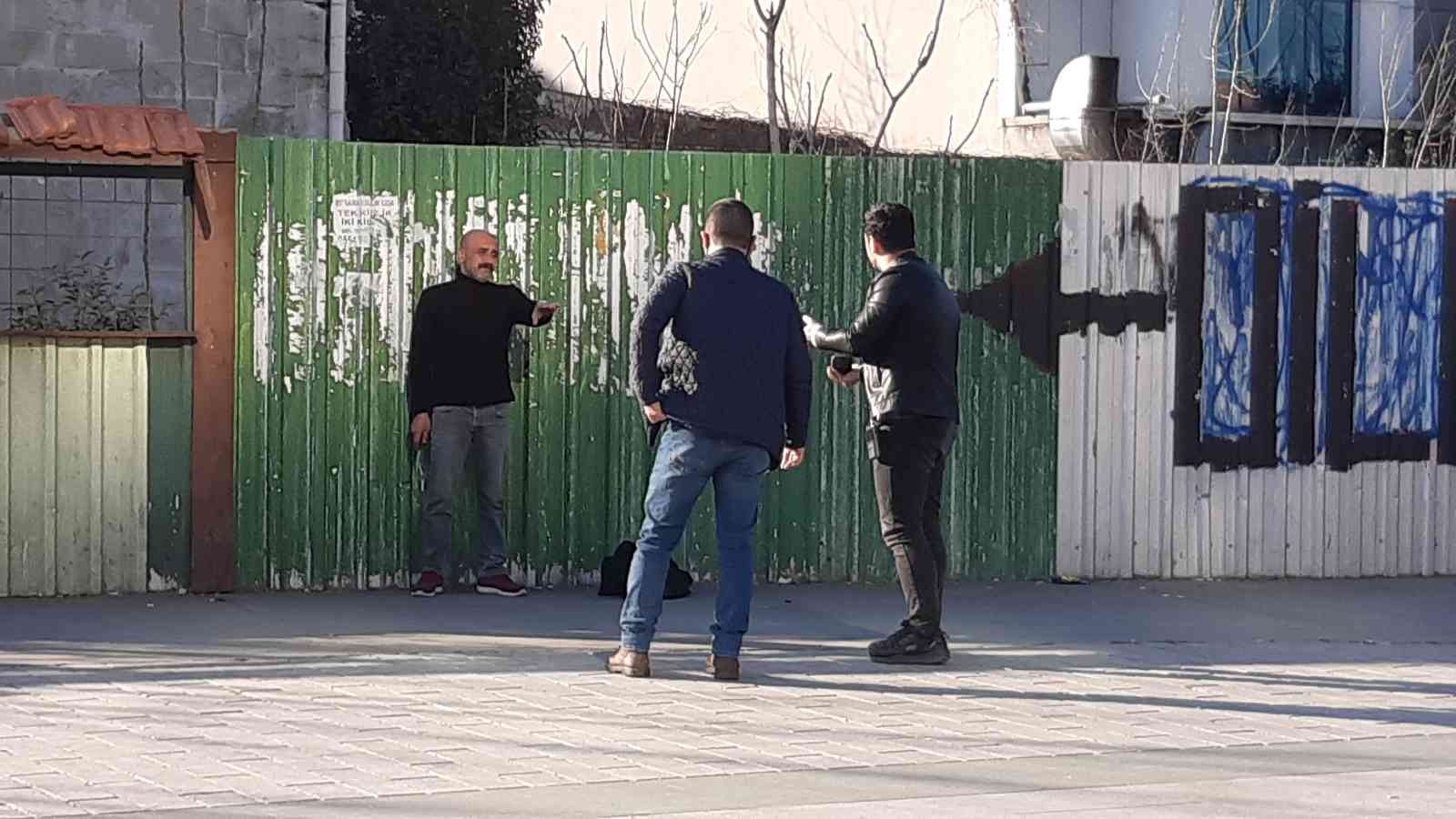 İstanbul Adliyesi önünde intihar girişimi İstanbul Adalet Sarayı önünde bir kişi elindeki bıçakla etrafa bağırarak intihar girişiminde bulundu. Müzakereci polis, eşiyle görüştürdüğü adamı ...