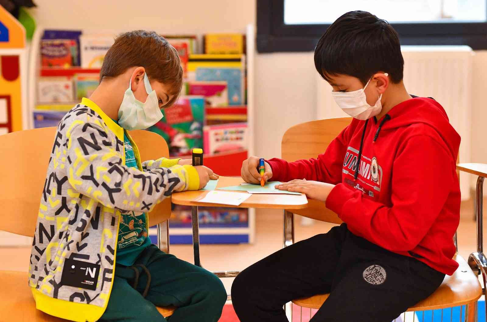 ‘İstanbul’ Esenyurtlu çocuklara sordu Esenyurt Belediyesi, İstanbul Kent Konseyi’nin ‘Senin Şehrin, Senin Fikrin’ mottosuyla başlattığı “İstanbul Çocuklara Soruyor” projesini ilçede ...