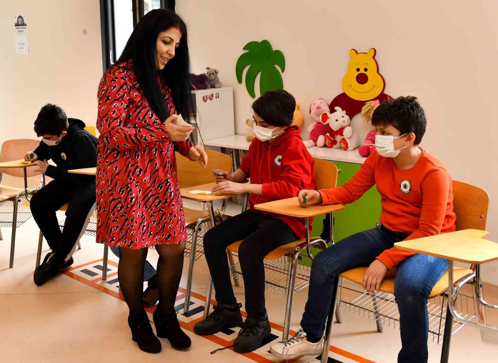 ‘İstanbul’ Esenyurtlu çocuklara sordu Esenyurt Belediyesi, İstanbul Kent Konseyi’nin ‘Senin Şehrin, Senin Fikrin’ mottosuyla başlattığı “İstanbul Çocuklara Soruyor” projesini ilçede ...