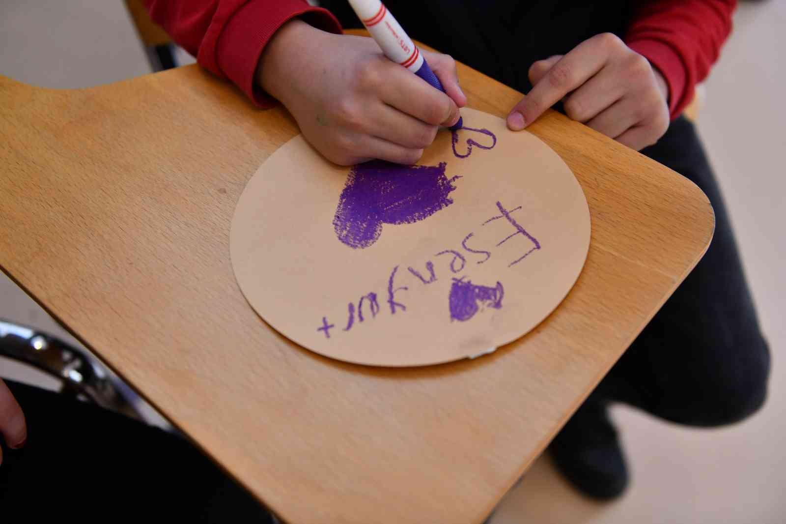 ‘İstanbul’ Esenyurtlu çocuklara sordu Esenyurt Belediyesi, İstanbul Kent Konseyi’nin ‘Senin Şehrin, Senin Fikrin’ mottosuyla başlattığı “İstanbul Çocuklara Soruyor” projesini ilçede ...