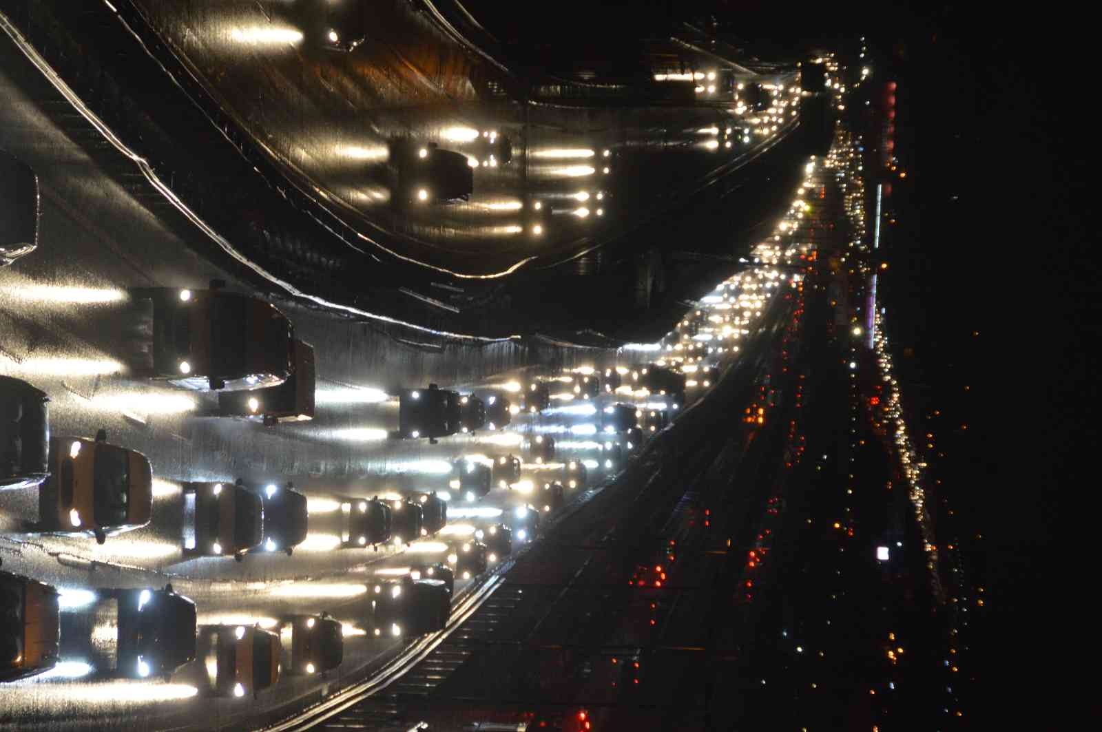 İstanbul güne yağmurla uyandı Hafta ortasından İstanbul’da etkili olması beklenen yağmur sabah saatlerinden itibaren etkili olmaya başladı. Kent genelinde yağmurla birlikte ...