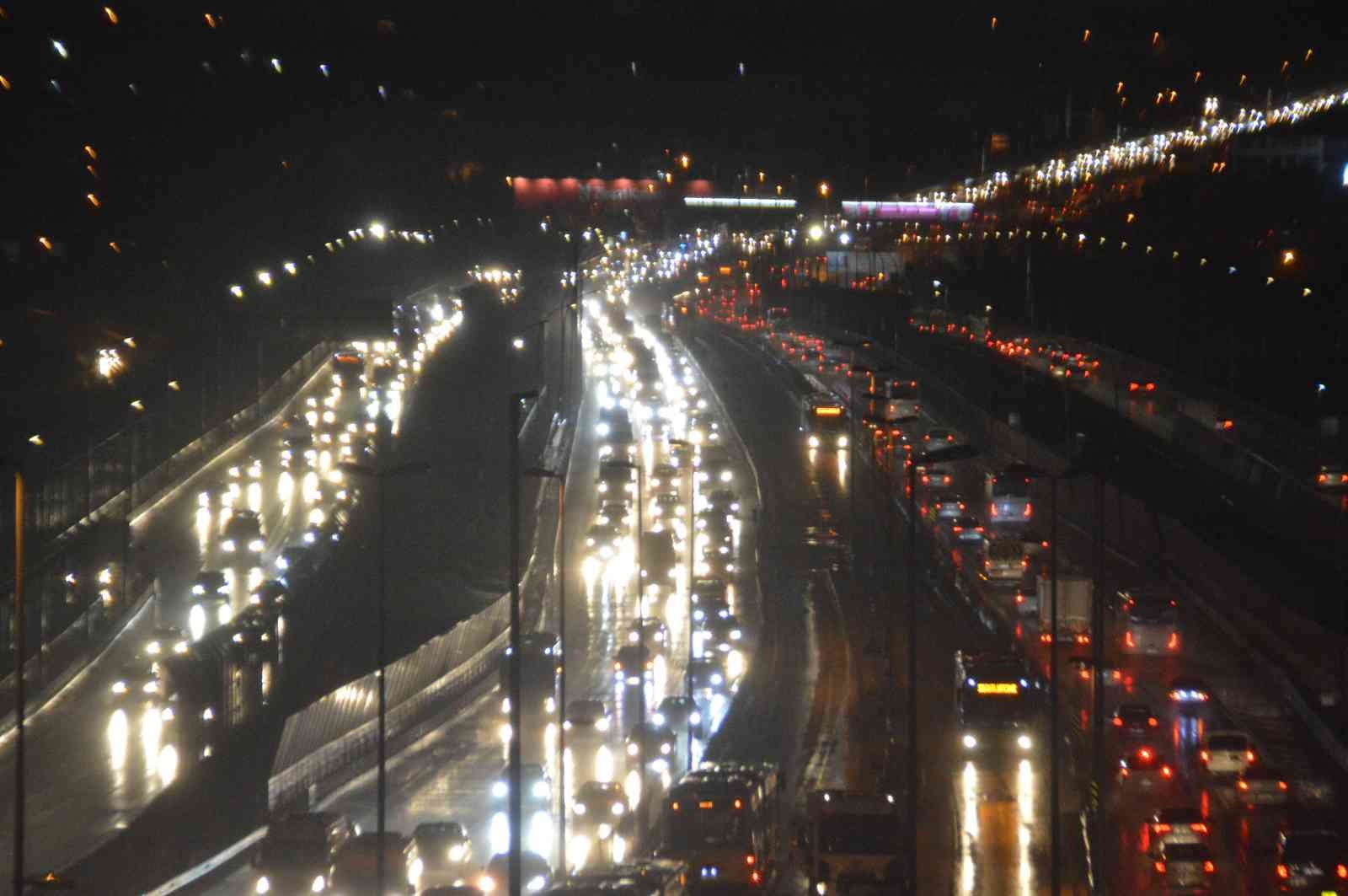 İstanbul güne yağmurla uyandı Hafta ortasından İstanbul’da etkili olması beklenen yağmur sabah saatlerinden itibaren etkili olmaya başladı. Kent genelinde yağmurla birlikte ...