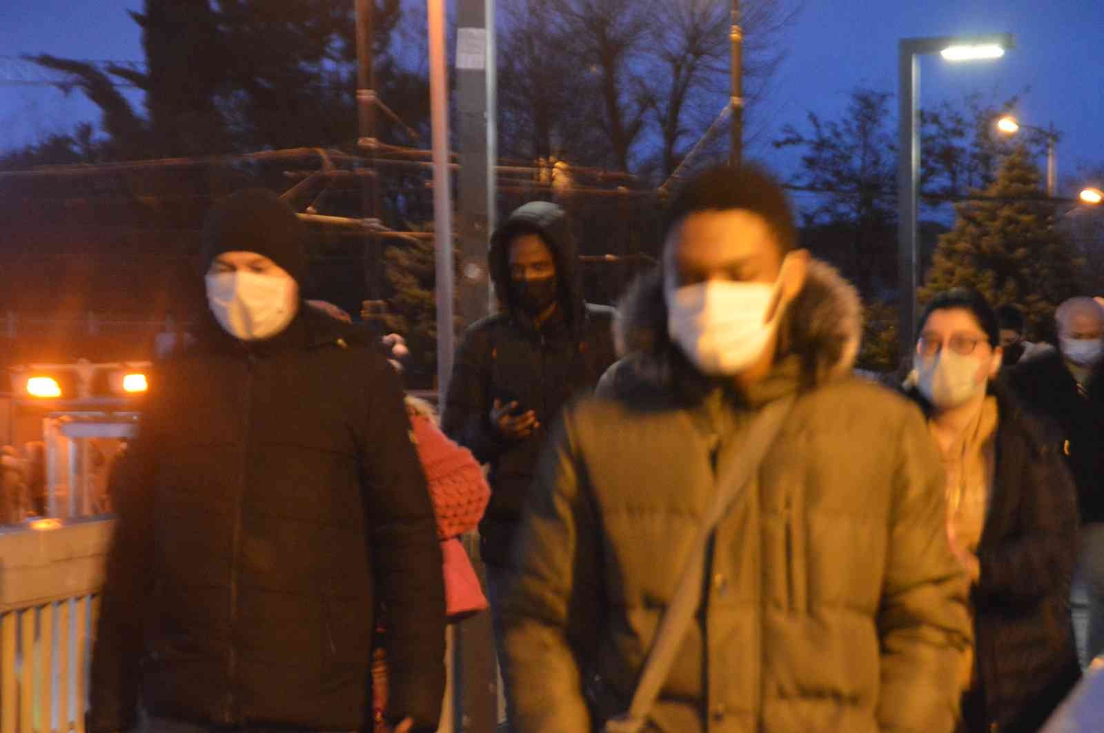 İstanbul güne yağmurla uyandı Hafta ortasından İstanbul’da etkili olması beklenen yağmur sabah saatlerinden itibaren etkili olmaya başladı. Kent genelinde yağmurla birlikte ...