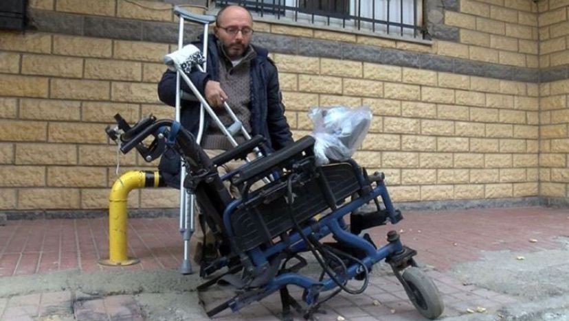 İstanbul Valisi Ali Yerlikaya, engelli vatandaşın yardım çağrısına kulak verdi Ümraniye’de havalandırmak için bahçede bıraktığı akülü sandalyesi çalınan yüzde 92 engelli İlhan Şener’in yardım çağrısına İstanbul Valisi Ali ...
