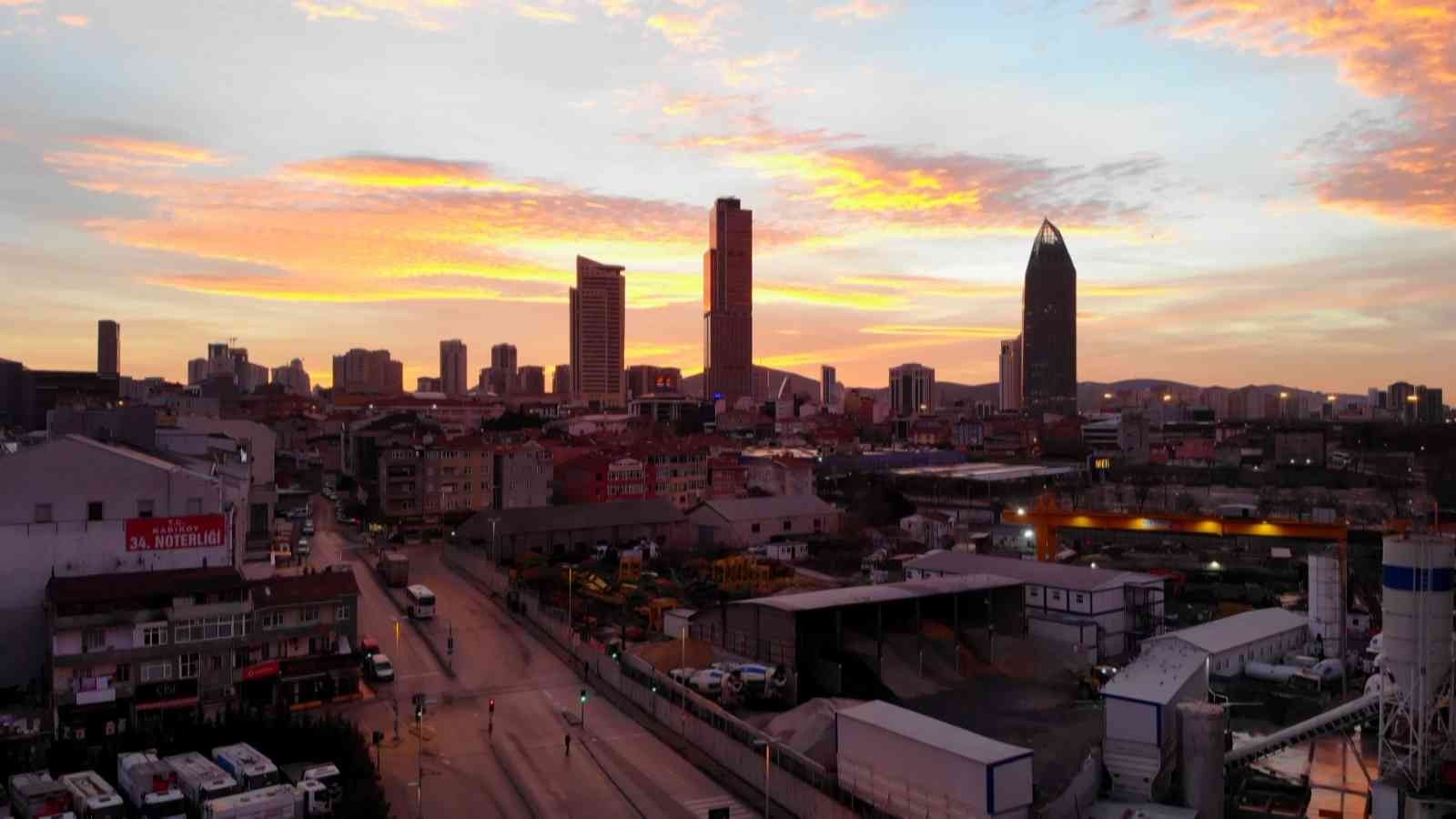İstanbul’da gökyüzü kızıla büründü İstanbul’da sabah saatlerinde gökyüzü kızıla büründü. Şehrin üzerinde oluşan kızıllığa kuşlar danslarıyla eşlik etti. O anlar havadan ...
