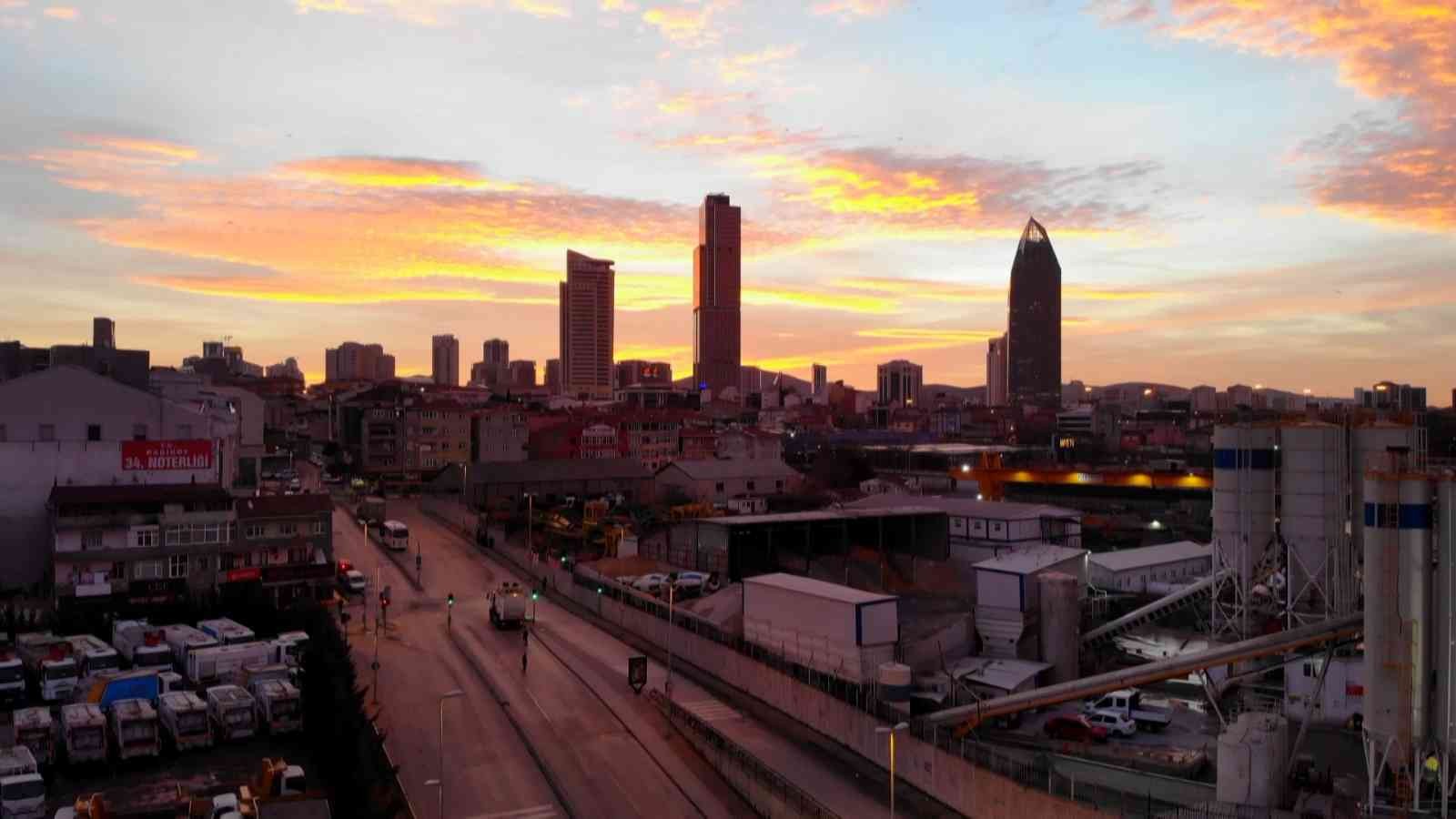 İstanbul’da gökyüzü kızıla büründü İstanbul’da sabah saatlerinde gökyüzü kızıla büründü. Şehrin üzerinde oluşan kızıllığa kuşlar danslarıyla eşlik etti. O anlar havadan ...