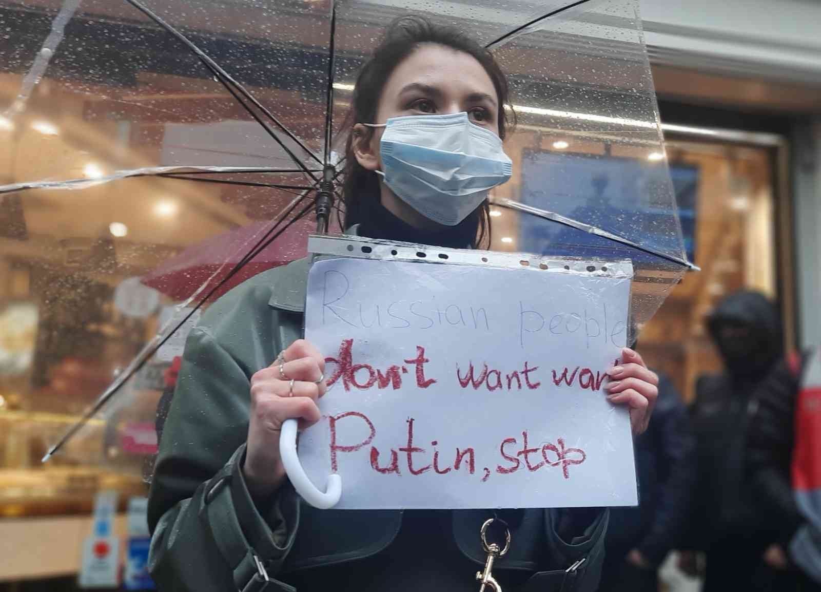 Rusya Konsolosluğu önünde toplanan yaklaşık yüz kişilik grup, Rusya’nın Ukrayna’ya düzenlediği saldırıları protesto etti. Eyleme katılan bir Rus ...
