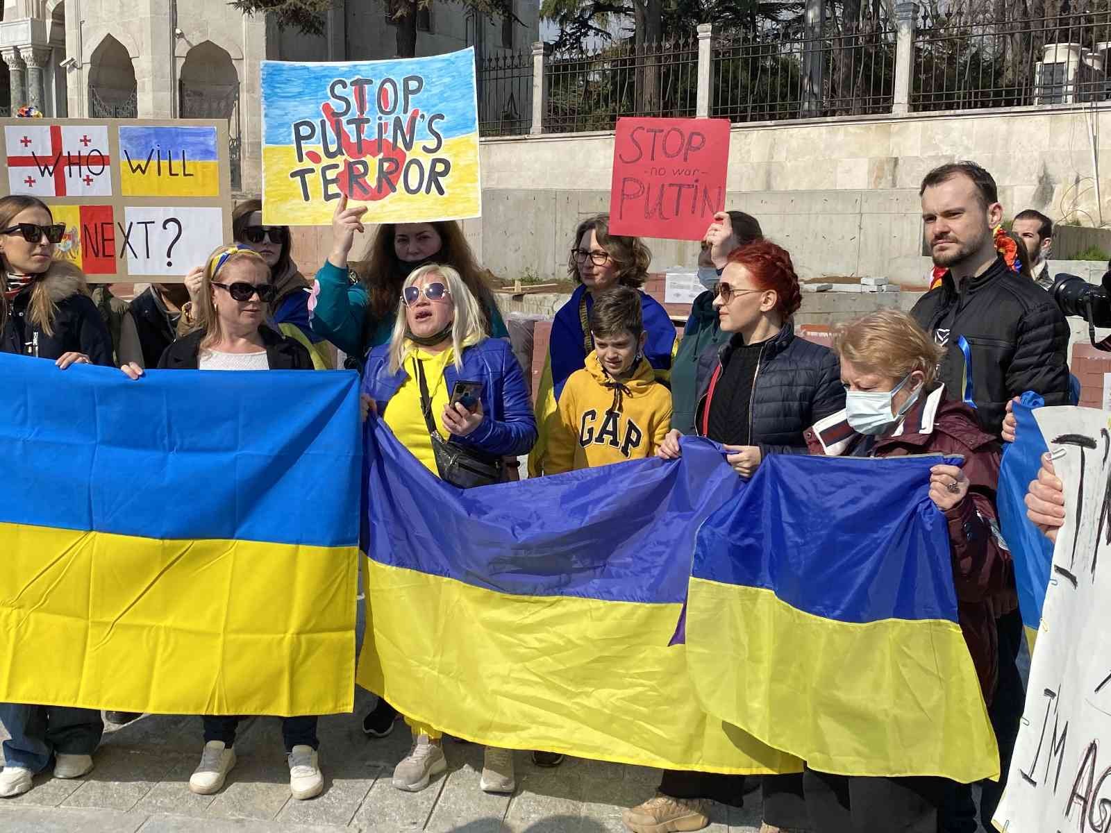 İstanbul’da yaşayan Ukraynalılar savaşı protesto etti Rusya’nın Ukrayna’ya gerçekleştirdiği saldırıların üçüncü gününde İstanbul’da yaşayan bazı Ukraynalılar, Beyazıt Meydanı’nda toplanarak protesto ...