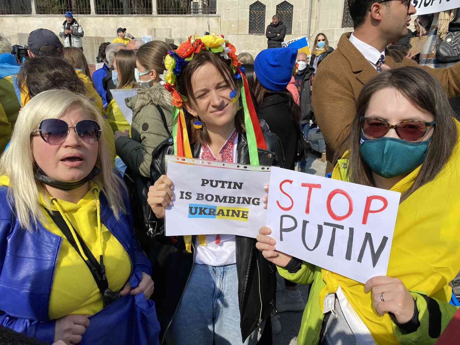 İstanbul’da yaşayan Ukraynalılar savaşı protesto etti Rusya’nın Ukrayna’ya gerçekleştirdiği saldırıların üçüncü gününde İstanbul’da yaşayan bazı Ukraynalılar, Beyazıt Meydanı’nda toplanarak protesto ...