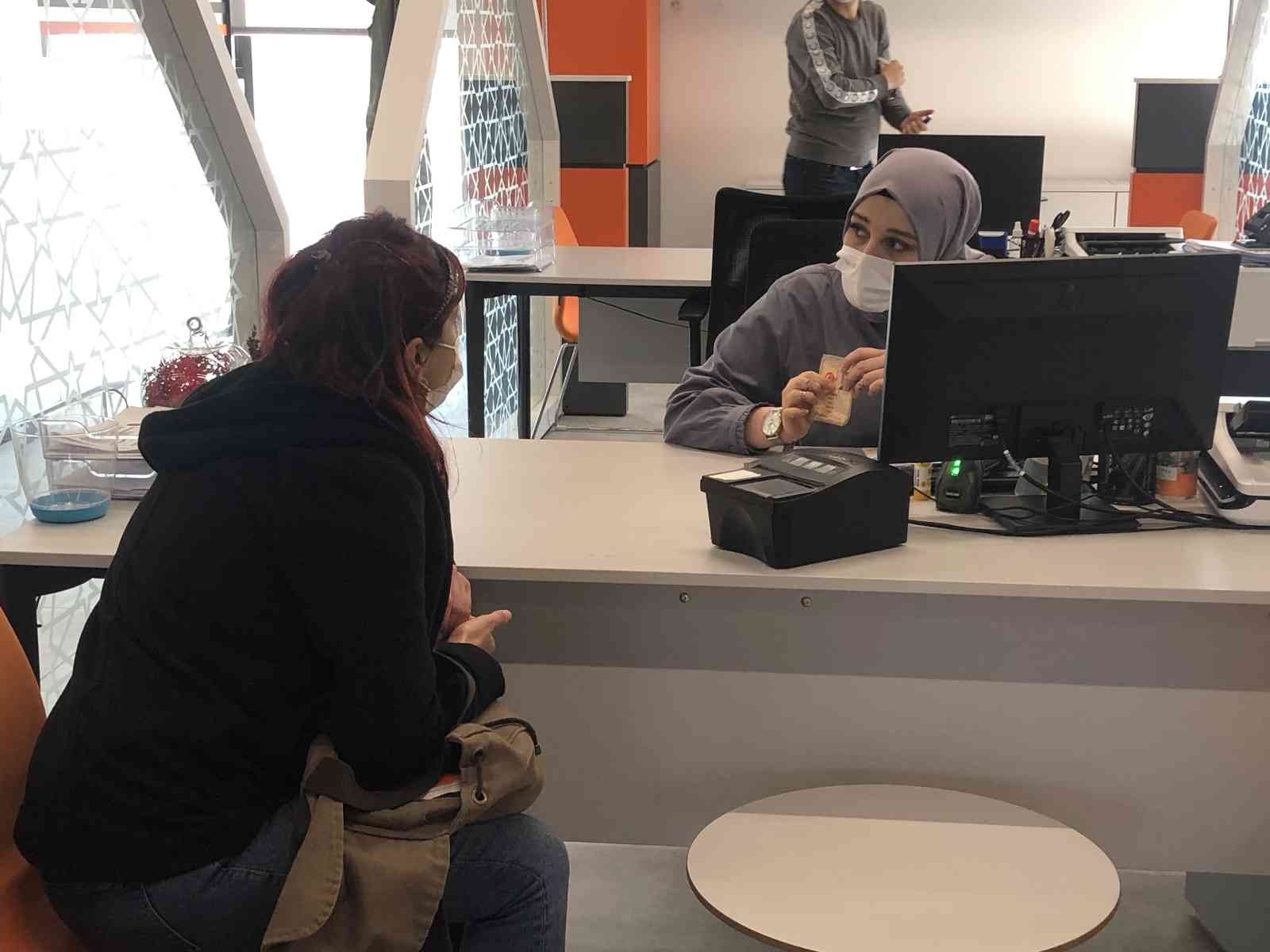 İstanbul’un göbeğindeki Avrupa Yakası Nüfus Hizmetleri Merkezi’nden vatandaşlara çağrı İstanbul’un merkezinde olduğu, ulaşımı da rahatlıkla sağlandığı halde adı duyulmayan Avrupa Yakası Nüfus Hizmetleri Merkezi, normal kapasiteyle ...