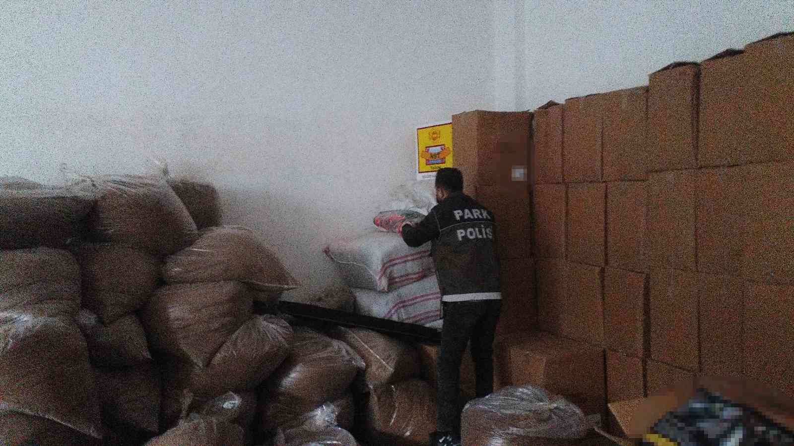 Kaçak tütün operasyonunda yaklaşık 4 ton malzeme ele geçirildi Kağıthane’de kaçak tütün ve mamullerinin olduğu tespit edilen 5 adrese operasyon düzenlendi. Yapılan operasyonlarda 2 kişi gözaltına alınırken ...