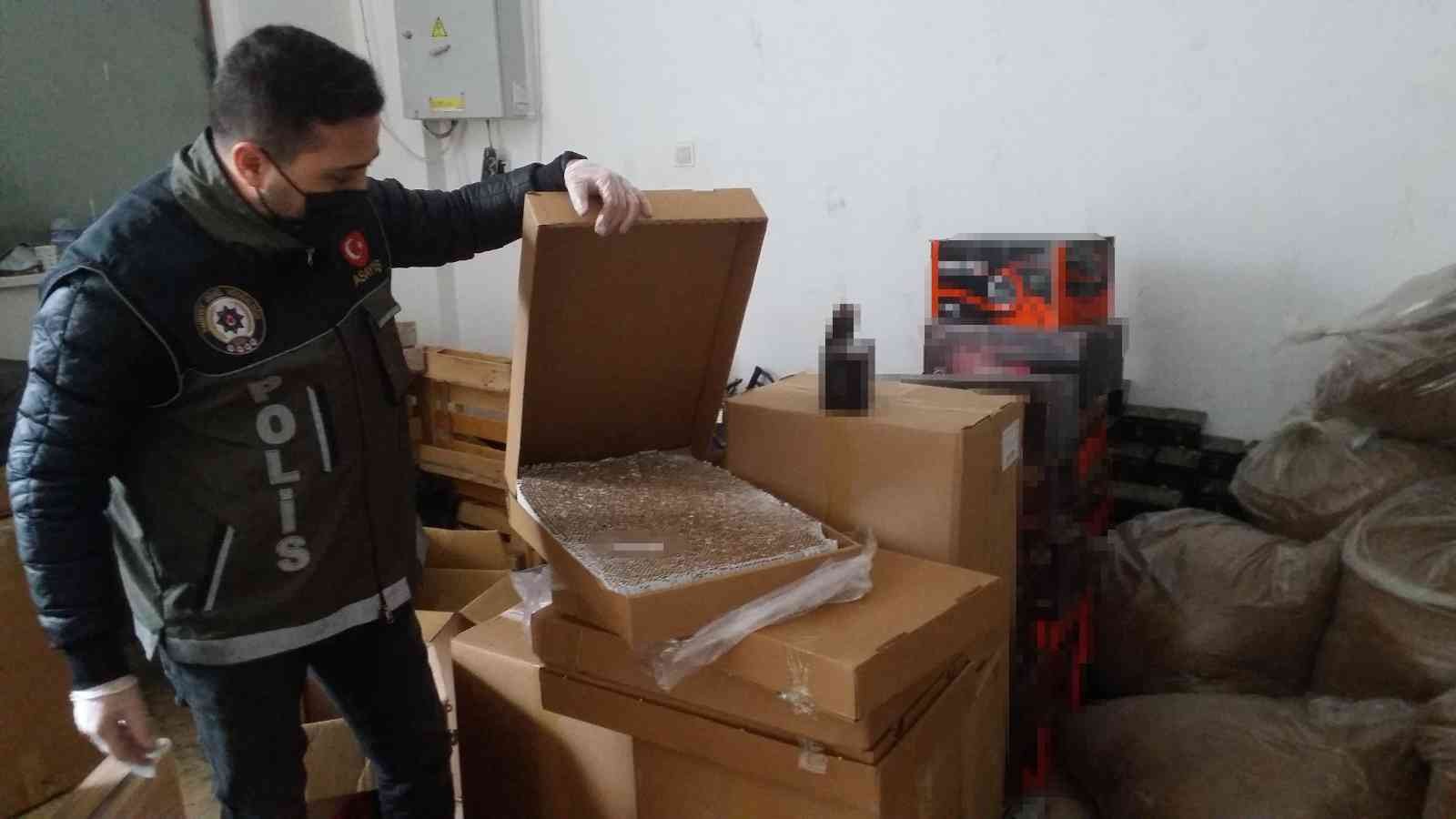 Kaçak tütün operasyonunda yaklaşık 4 ton malzeme ele geçirildi Kağıthane’de kaçak tütün ve mamullerinin olduğu tespit edilen 5 adrese operasyon düzenlendi. Yapılan operasyonlarda 2 kişi gözaltına alınırken ...