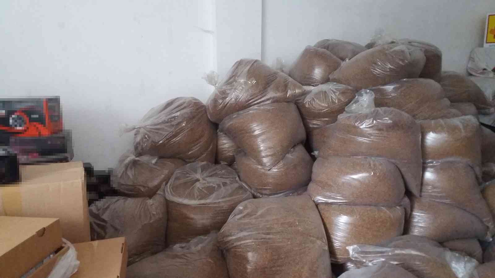 Kaçak tütün operasyonunda yaklaşık 4 ton malzeme ele geçirildi Kağıthane’de kaçak tütün ve mamullerinin olduğu tespit edilen 5 adrese operasyon düzenlendi. Yapılan operasyonlarda 2 kişi gözaltına alınırken ...