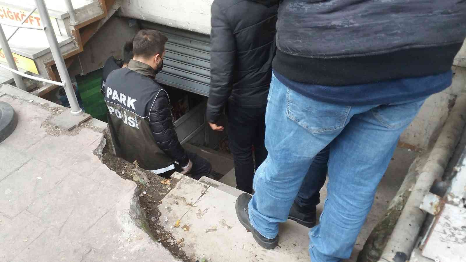 Kaçak tütün operasyonunda yaklaşık 4 ton malzeme ele geçirildi Kağıthane’de kaçak tütün ve mamullerinin olduğu tespit edilen 5 adrese operasyon düzenlendi. Yapılan operasyonlarda 2 kişi gözaltına alınırken ...