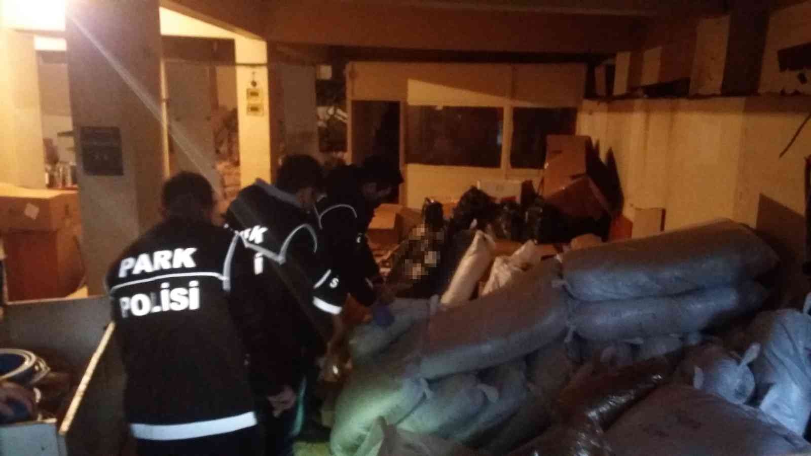 Kaçak tütün operasyonunda yaklaşık 4 ton malzeme ele geçirildi Kağıthane’de kaçak tütün ve mamullerinin olduğu tespit edilen 5 adrese operasyon düzenlendi. Yapılan operasyonlarda 2 kişi gözaltına alınırken ...