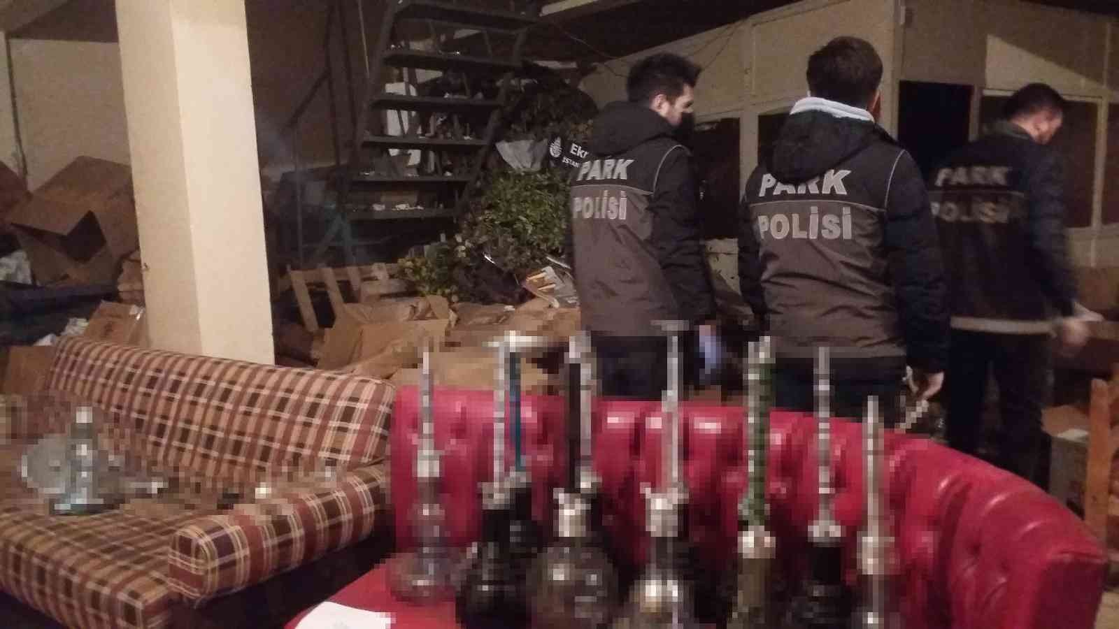 Kaçak tütün operasyonunda yaklaşık 4 ton malzeme ele geçirildi Kağıthane’de kaçak tütün ve mamullerinin olduğu tespit edilen 5 adrese operasyon düzenlendi. Yapılan operasyonlarda 2 kişi gözaltına alınırken ...