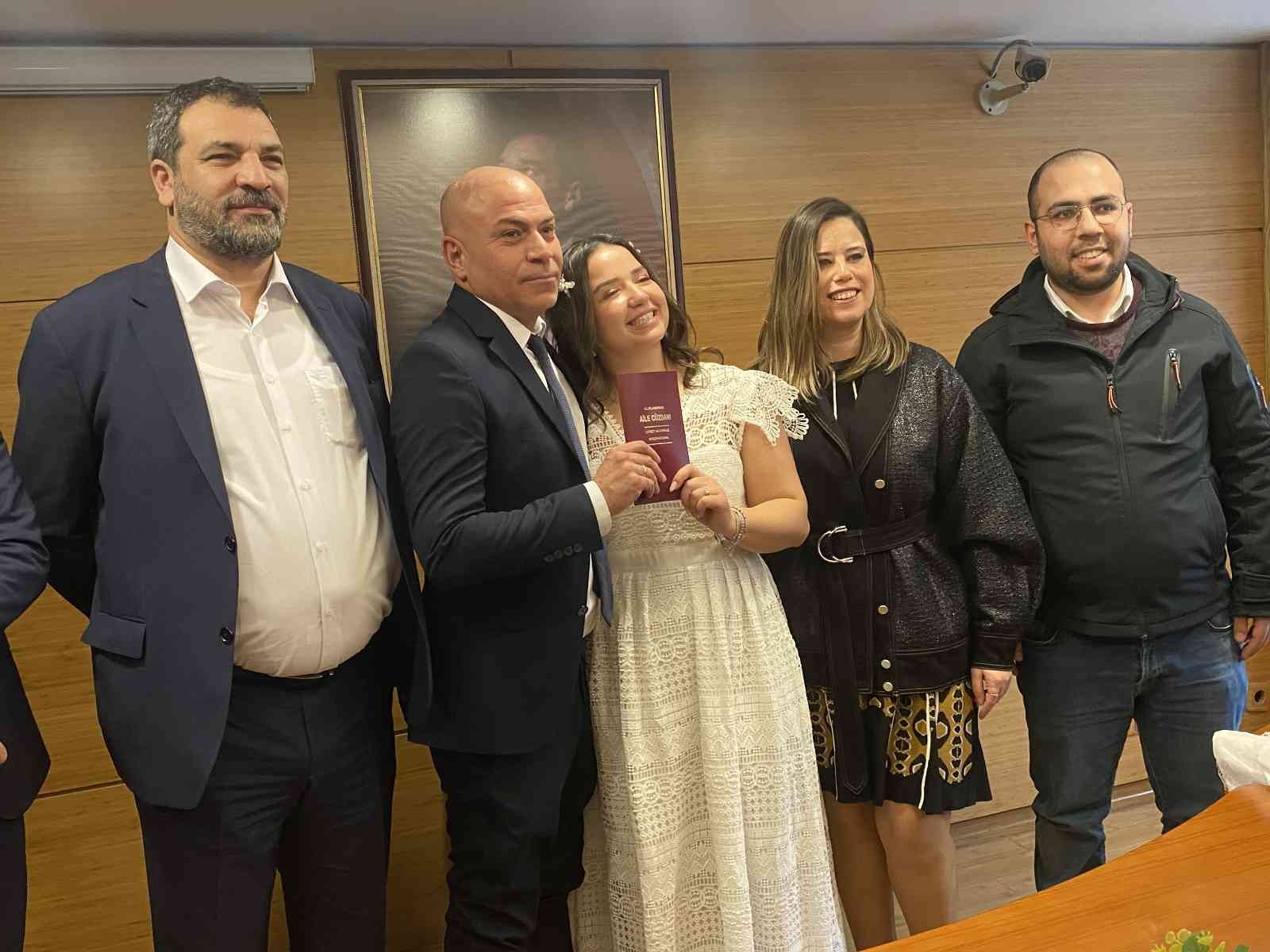 Kadıköy’de evlendirme dairesinde "22.02.2022” yoğunluğu Kadıköy’de evlenme tarihlerinin özel olmasını isteyen çiftler, 22.02.2022 tarihinde nikah salonlarını doldurdu. Aylar öncesinden "22.02.2022"de ...