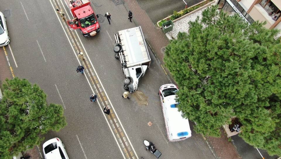 İstanbul Kadıköy’de sürücüsünün direksiyon hakimiyetini kaybettiği kamyonet, orta refüjü aşıp park halindeki 2 motosiklete çarptı. Çarpmanın ...