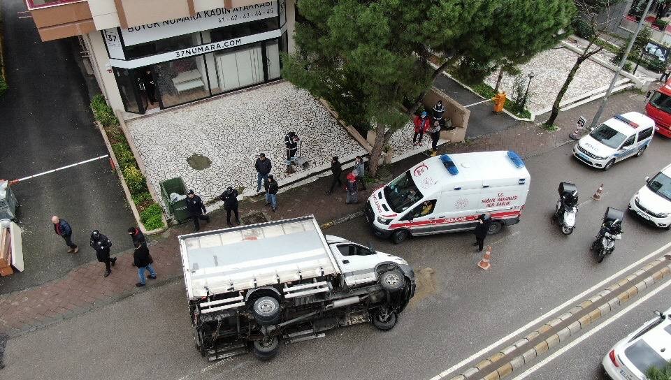 Kadıköy’de kamyonet orta refüjü aşıp yan yattı İstanbul Kadıköy’de sürücüsünün direksiyon hakimiyetini kaybettiği kamyonet, orta refüjü aşıp park halindeki 2 motosiklete çarptı. Çarpmanın ...