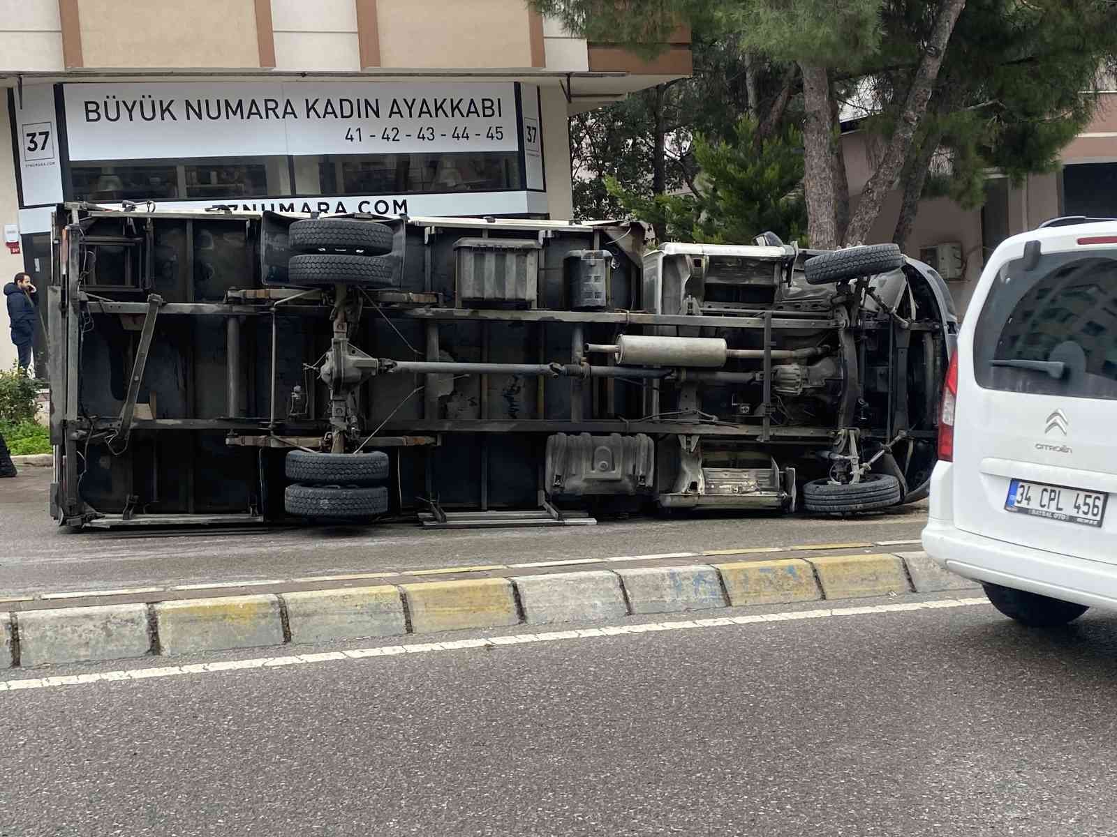 İstanbul Kadıköy’de sürücüsünün direksiyon hakimiyetini kaybettiği kamyonet, orta refüjü aşıp park halindeki 2 motosiklete çarptı. Çarpmanın ...