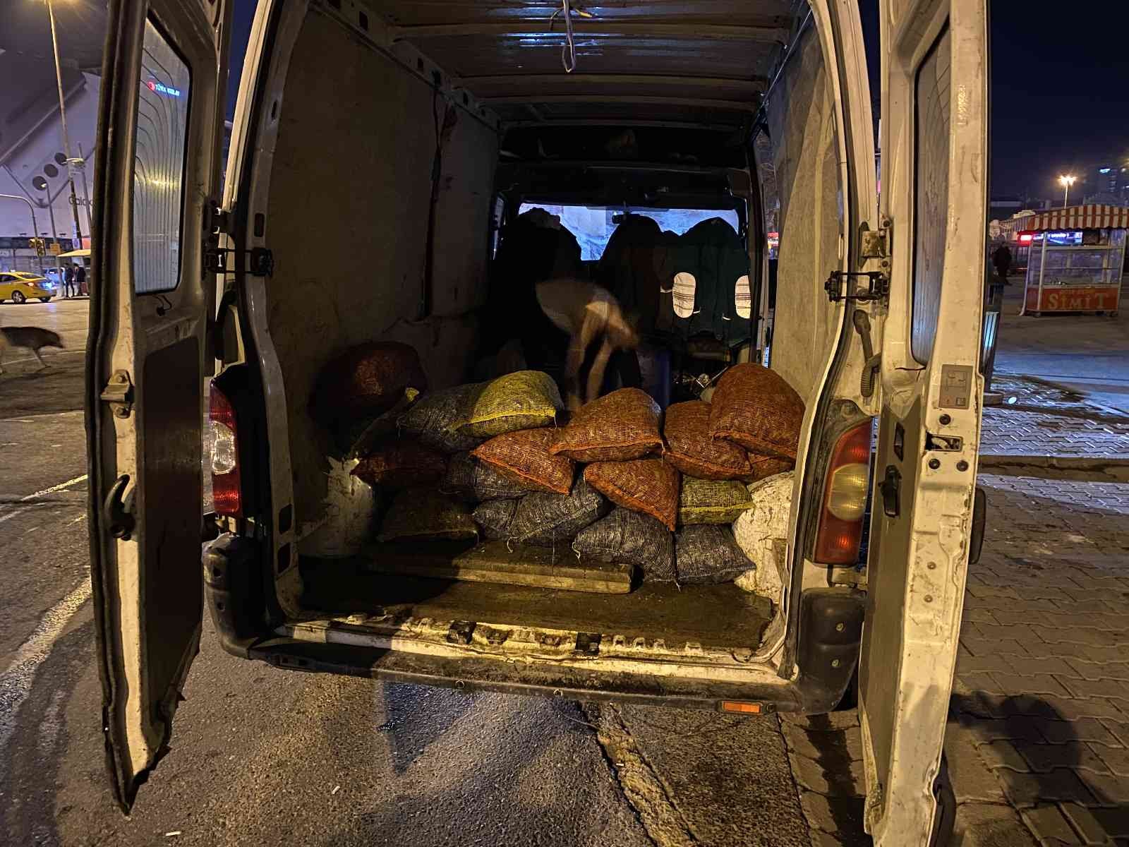 Kadıköy’de Sahil Güvenlik’ten kaçak midye avcılarına operasyon Kadıköy’de Sahil Güvenlik ekipleri, karanlığı fırsat bilerek denizde izinsiz şekilde midye toplayan 4 kişiyi yakaladı. Operasyonda, 10 bin lira ...