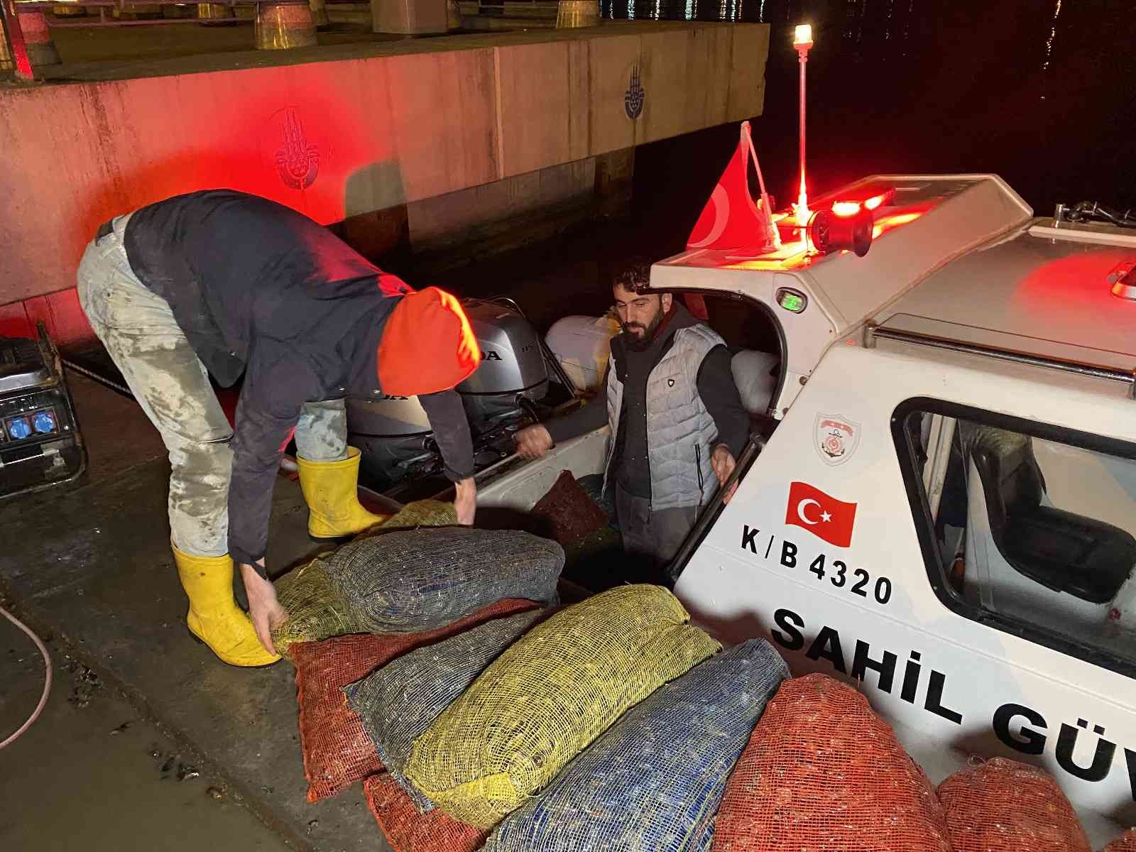 Kadıköy’de Sahil Güvenlik’ten kaçak midye avcılarına operasyon Kadıköy’de Sahil Güvenlik ekipleri, karanlığı fırsat bilerek denizde izinsiz şekilde midye toplayan 4 kişiyi yakaladı. Operasyonda, 10 bin lira ...