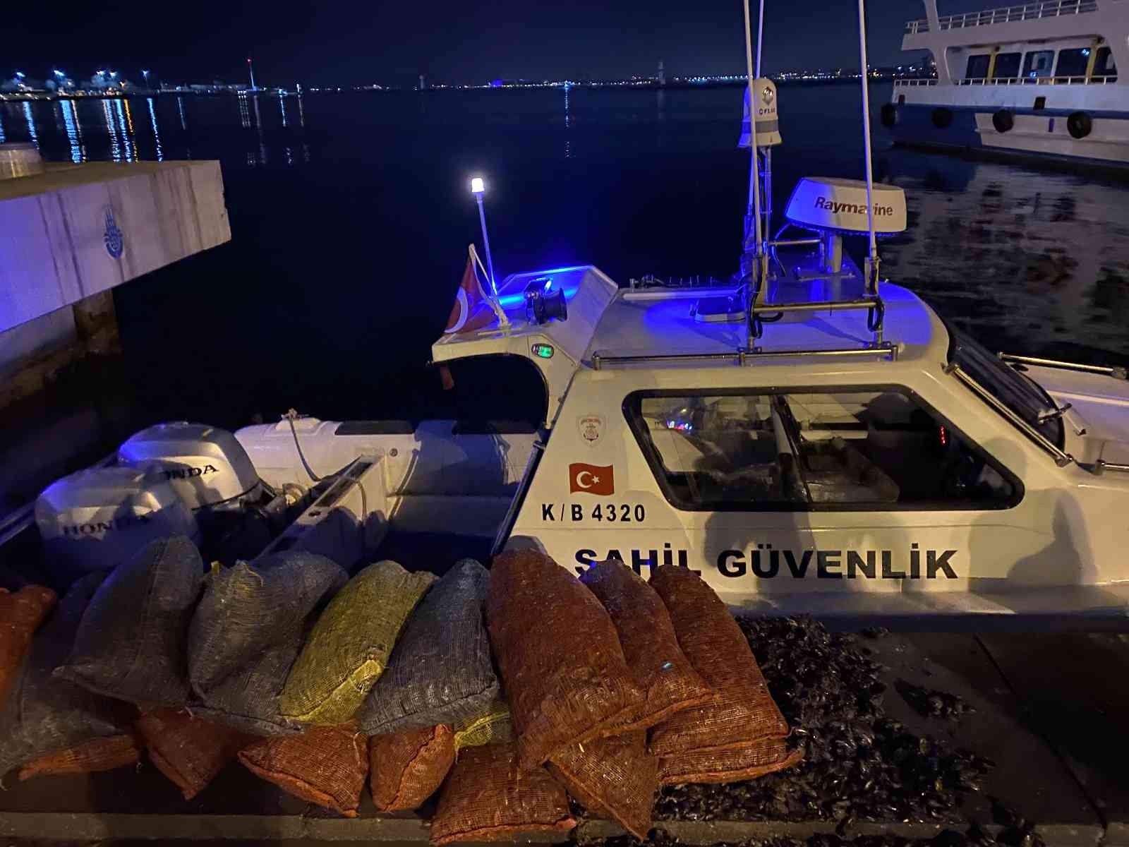 Kadıköy’de Sahil Güvenlik’ten kaçak midye avcılarına operasyon Kadıköy’de Sahil Güvenlik ekipleri, karanlığı fırsat bilerek denizde izinsiz şekilde midye toplayan 4 kişiyi yakaladı. Operasyonda, 10 bin lira ...