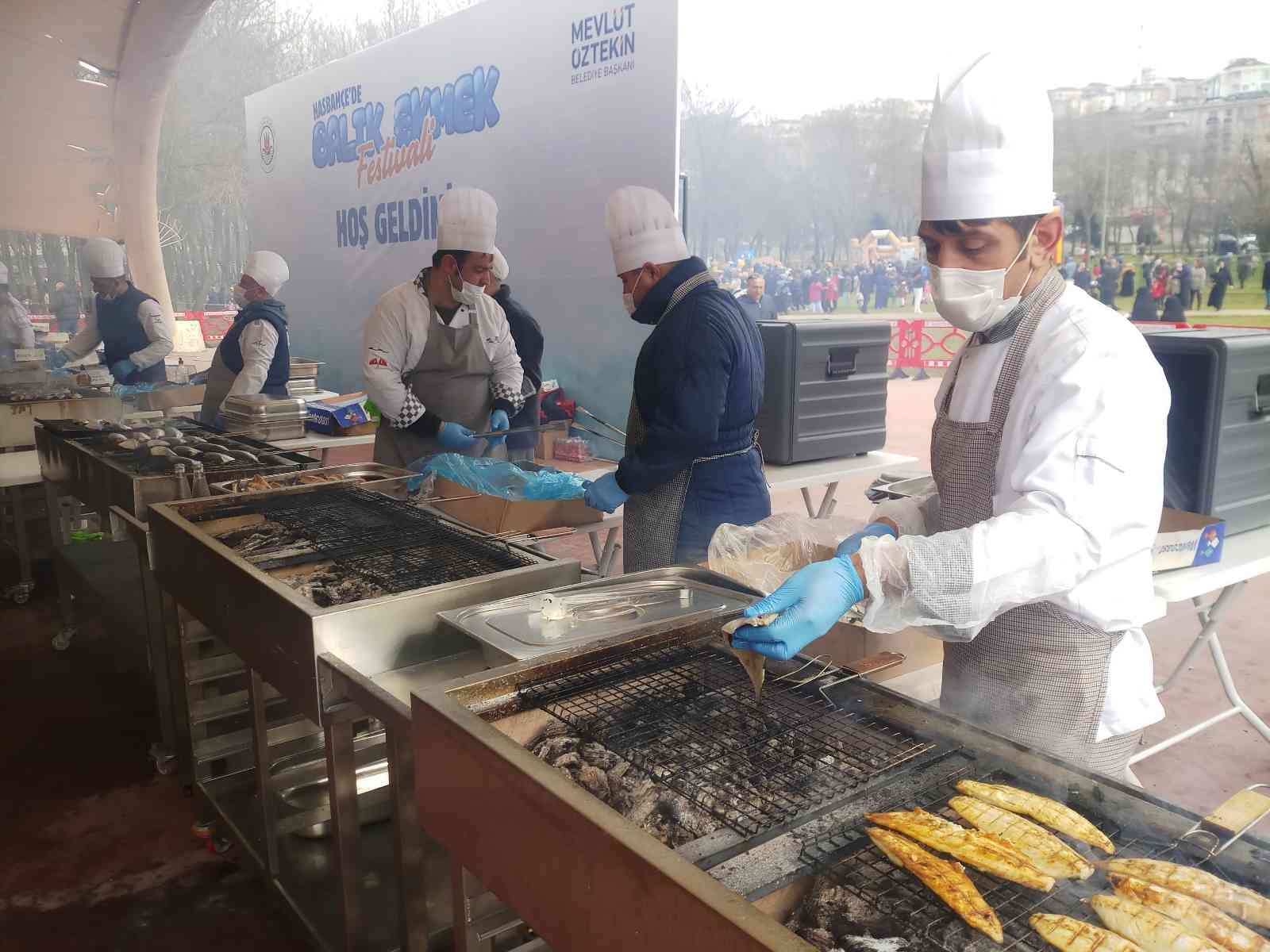 Kağıthaneliler kışın tadını balık ekmek ile çıkardı Kağıthane’de geçen haftalarda yapılan sucuk ekmek festivalinden sonra bu hafta sonu balık ekmek festivali ile Hasbahçe’de İstanbullular ağırlandı ...