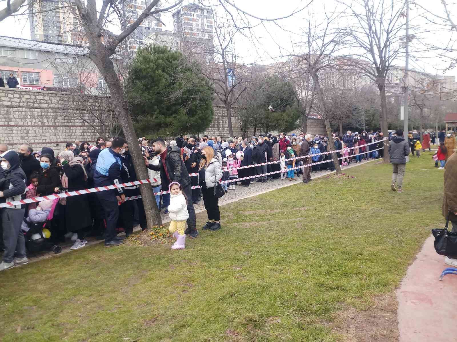 Kağıthaneliler kışın tadını balık ekmek ile çıkardı Kağıthane’de geçen haftalarda yapılan sucuk ekmek festivalinden sonra bu hafta sonu balık ekmek festivali ile Hasbahçe’de İstanbullular ağırlandı ...