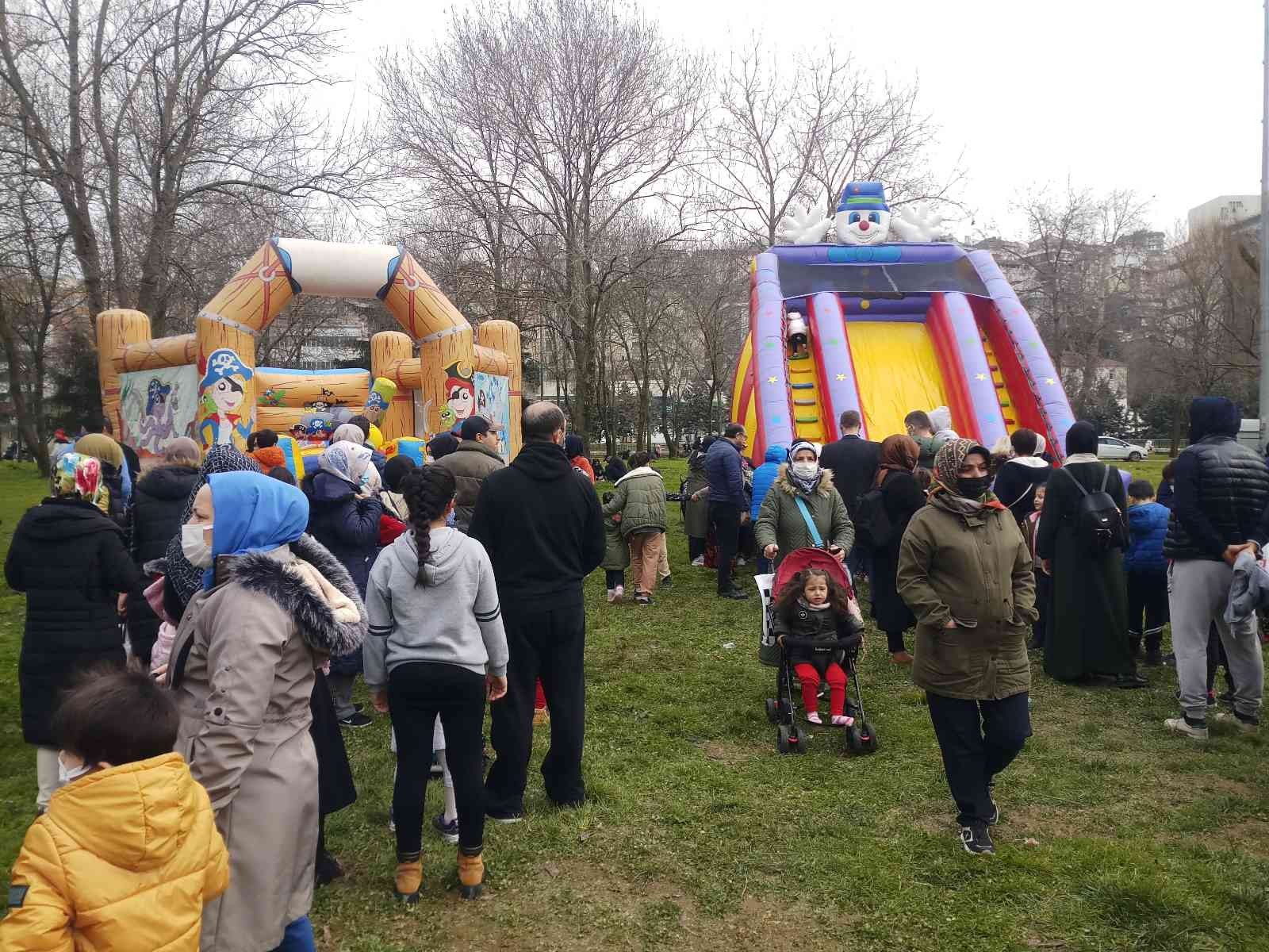 Kağıthaneliler kışın tadını balık ekmek ile çıkardı Kağıthane’de geçen haftalarda yapılan sucuk ekmek festivalinden sonra bu hafta sonu balık ekmek festivali ile Hasbahçe’de İstanbullular ağırlandı ...