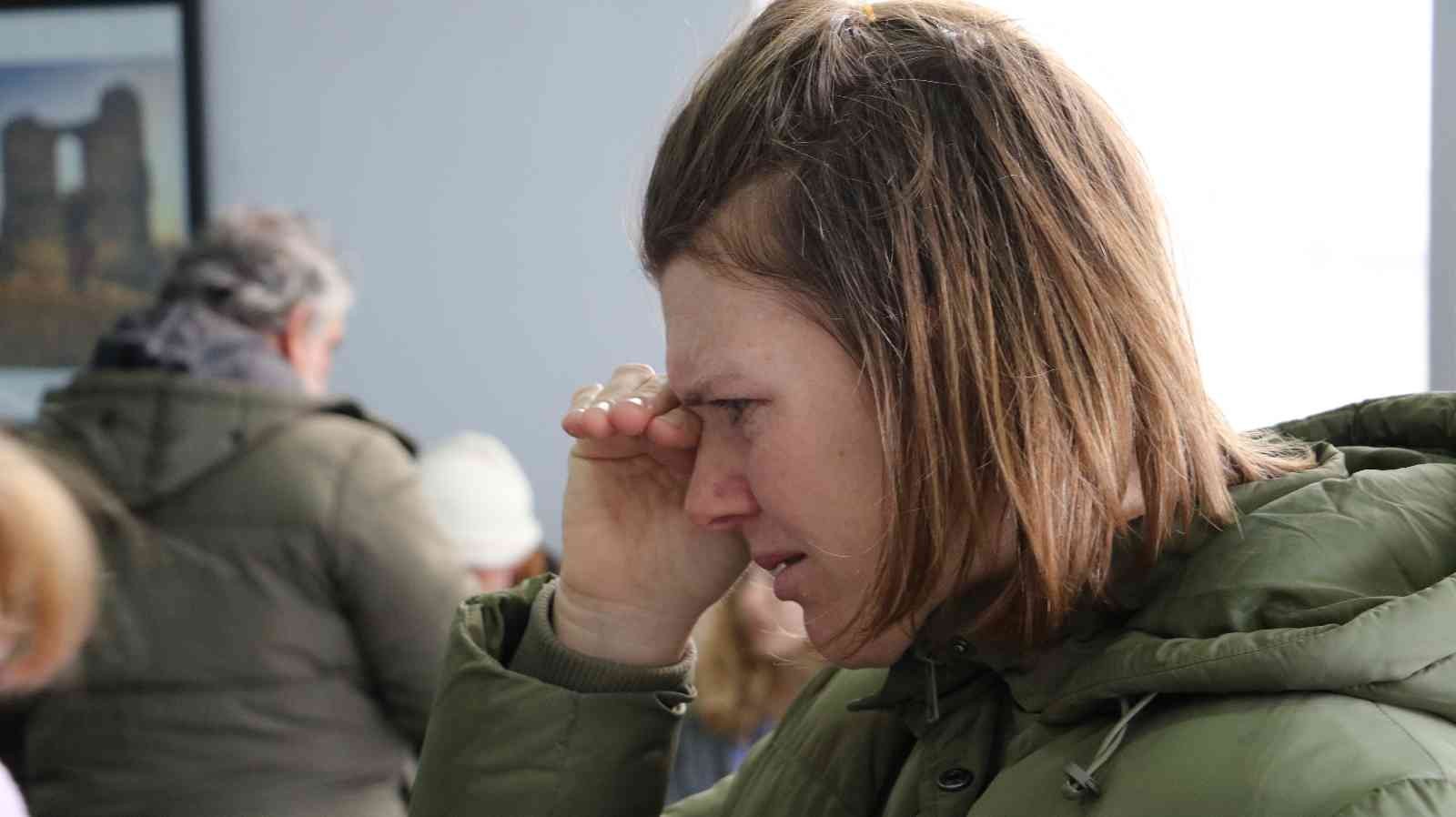 Kapıkule’den Türkiye’ye giriş yapan Ukrayna ve Türk vatandaşları gözyaşları içinde yaşananları anlattı Rusya’nın Ukrayna’ya saldırısı üzerine ülkeden ayrılan aralarında Türk iş adamlarının ve Ukraynalıların bulunduğu 54 kişi otobüsle Türkiye’ye ...