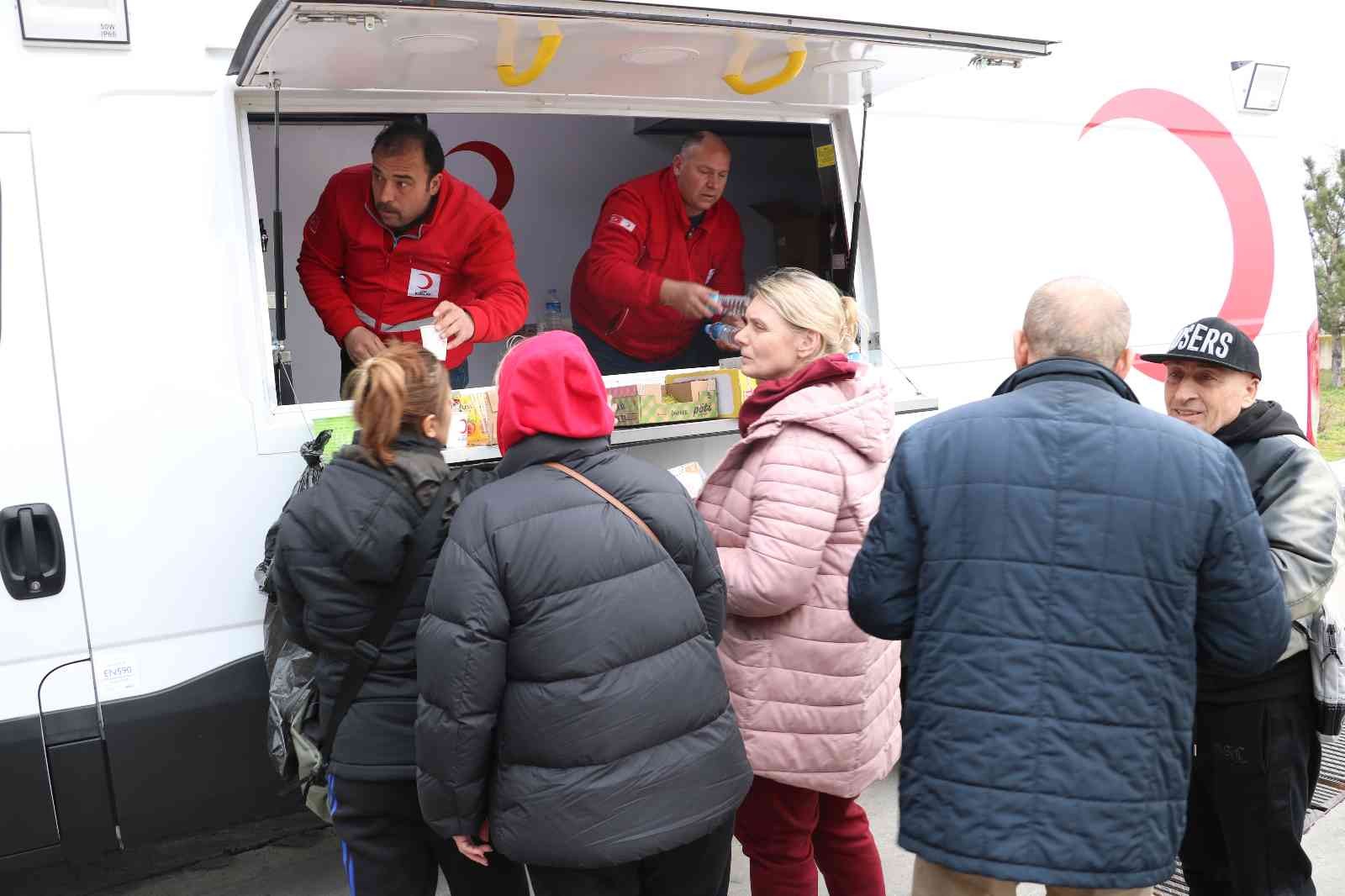 Kapıkule’den Türkiye’ye giriş yapan Ukrayna ve Türk vatandaşları gözyaşları içinde yaşananları anlattı Rusya’nın Ukrayna’ya saldırısı üzerine ülkeden ayrılan aralarında Türk iş adamlarının ve Ukraynalıların bulunduğu 54 kişi otobüsle Türkiye’ye ...