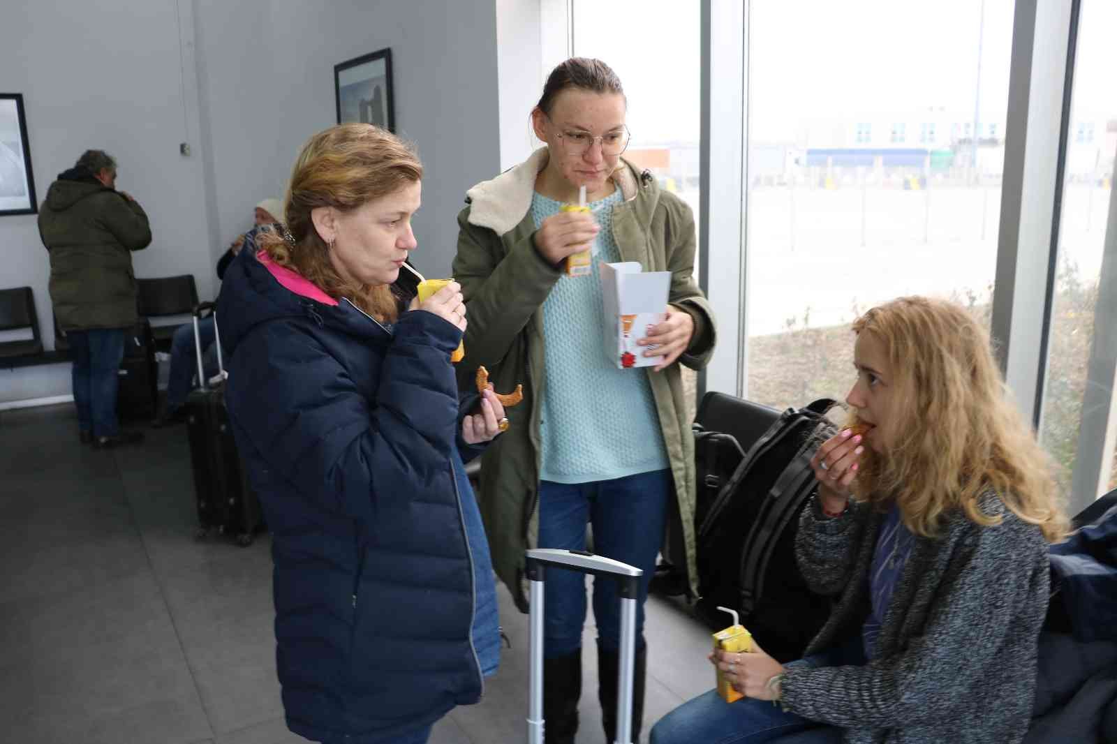 Kapıkule’den Türkiye’ye giriş yapan Ukrayna ve Türk vatandaşları gözyaşları içinde yaşananları anlattı Rusya’nın Ukrayna’ya saldırısı üzerine ülkeden ayrılan aralarında Türk iş adamlarının ve Ukraynalıların bulunduğu 54 kişi otobüsle Türkiye’ye ...